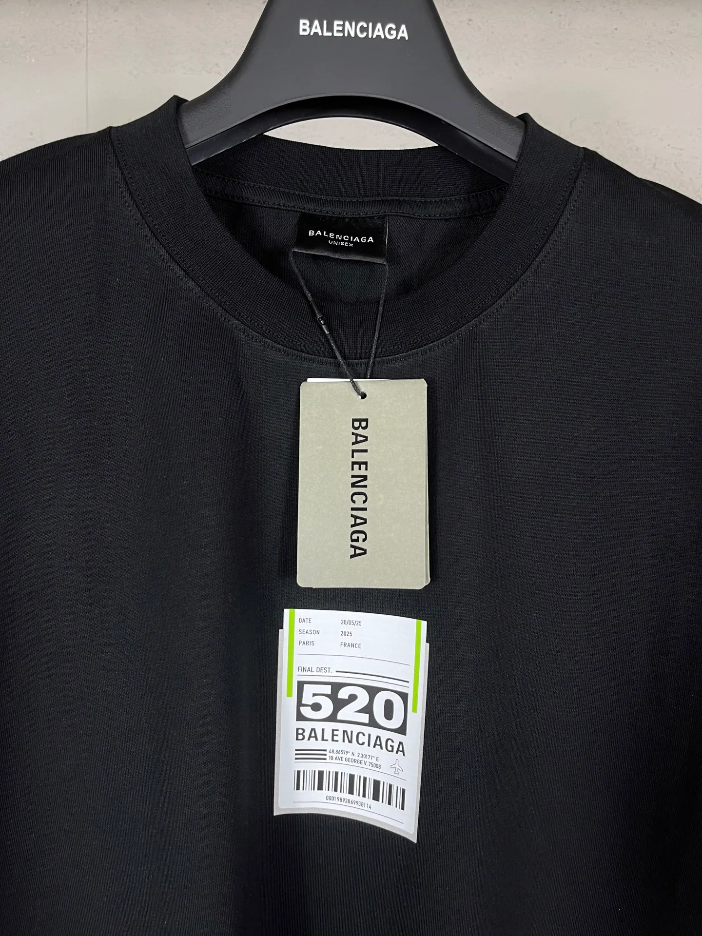 🅿️166 photos [Top version. Official website quality] BALENCI*GA/Paris. SS25 latest model, Paris.. Label 520 printed short-sleeved T-shirt. Brick cabinet synchronization. Genuine product developed at the first time, welcome to compare! The fabric is made of Paris ZP custom-woven and dyed cotton double yarn. Weighing 260 grams, the cloth surface is clean. The cloth pattern is clear, soft and comfortable. The threads are dyed with no color difference. The printing uses environmentally friendly imported rubber paddles. The letters are clear and the effect is three-dimensional. The version adopts OS loose shoulder design. Same style for men and women. Code: BL253690 Color: black, white Size: XS S M L