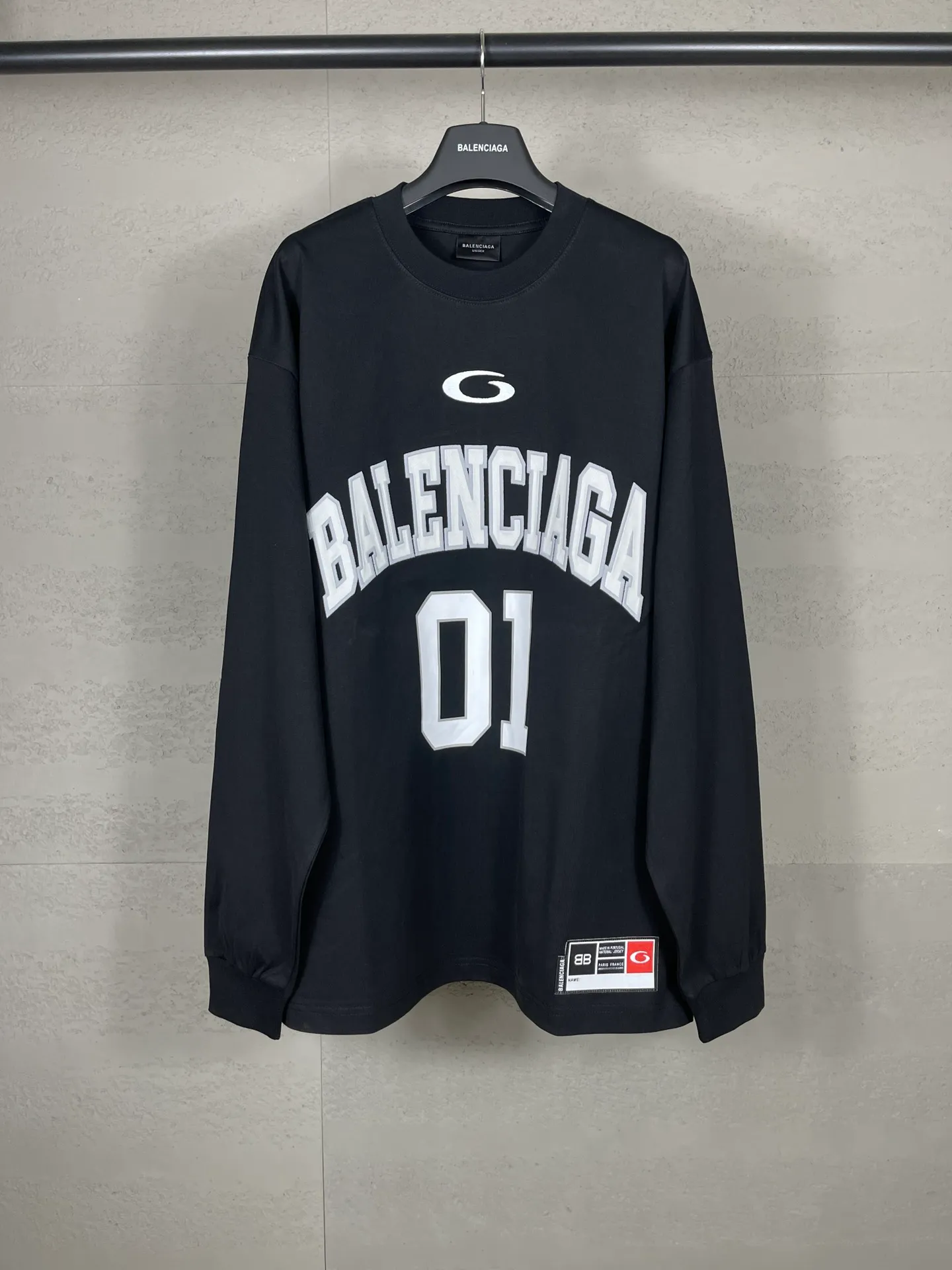 🅿️240 real photos [Top version. Official website quality] BALENCI*GA/Paris.SS25 latest basketball uniform embroidered printed long-sleeved T-shirt. The front embroidery is embroidered and printed using a Tajima computer embroidery machine, the lower left corner is stamped, and the back piece is printed. Brick cabinets are synchronized. Genuine products are developed at the first time. The fabric is made of Paris ZP custom-woven and dyed cotton double yarn. Weighing 260 grams, the cloth surface is clean. The cloth pattern is clear, soft and comfortable. The threads are dyed with no color difference. The printing uses environmentally friendly imported materials, the letters are clear and the effect is three-dimensional. The version adopts OS loose shoulder design. Same style for men and women. Code: BL255069 Color: black, white, colorful blue, purple Size: XS S M L