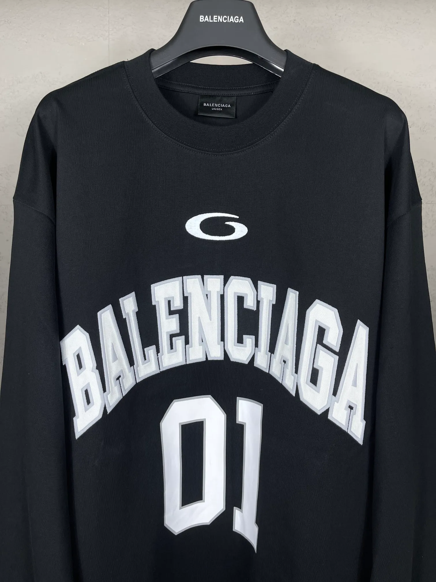 🅿️240 real photos [Top version. Official website quality] BALENCI*GA/Paris.SS25 latest basketball uniform embroidered printed long-sleeved T-shirt. The front embroidery is embroidered and printed using a Tajima computer embroidery machine, the lower left corner is stamped, and the back piece is printed. Brick cabinets are synchronized. Genuine products are developed at the first time. The fabric is made of Paris ZP custom-woven and dyed cotton double yarn. Weighing 260 grams, the cloth surface is clean. The cloth pattern is clear, soft and comfortable. The threads are dyed with no color difference. The printing uses environmentally friendly imported materials, the letters are clear and the effect is three-dimensional. The version adopts OS loose shoulder design. Same style for men and women. Code: BL255069 Color: black, white, colorful blue, purple Size: XS S M L