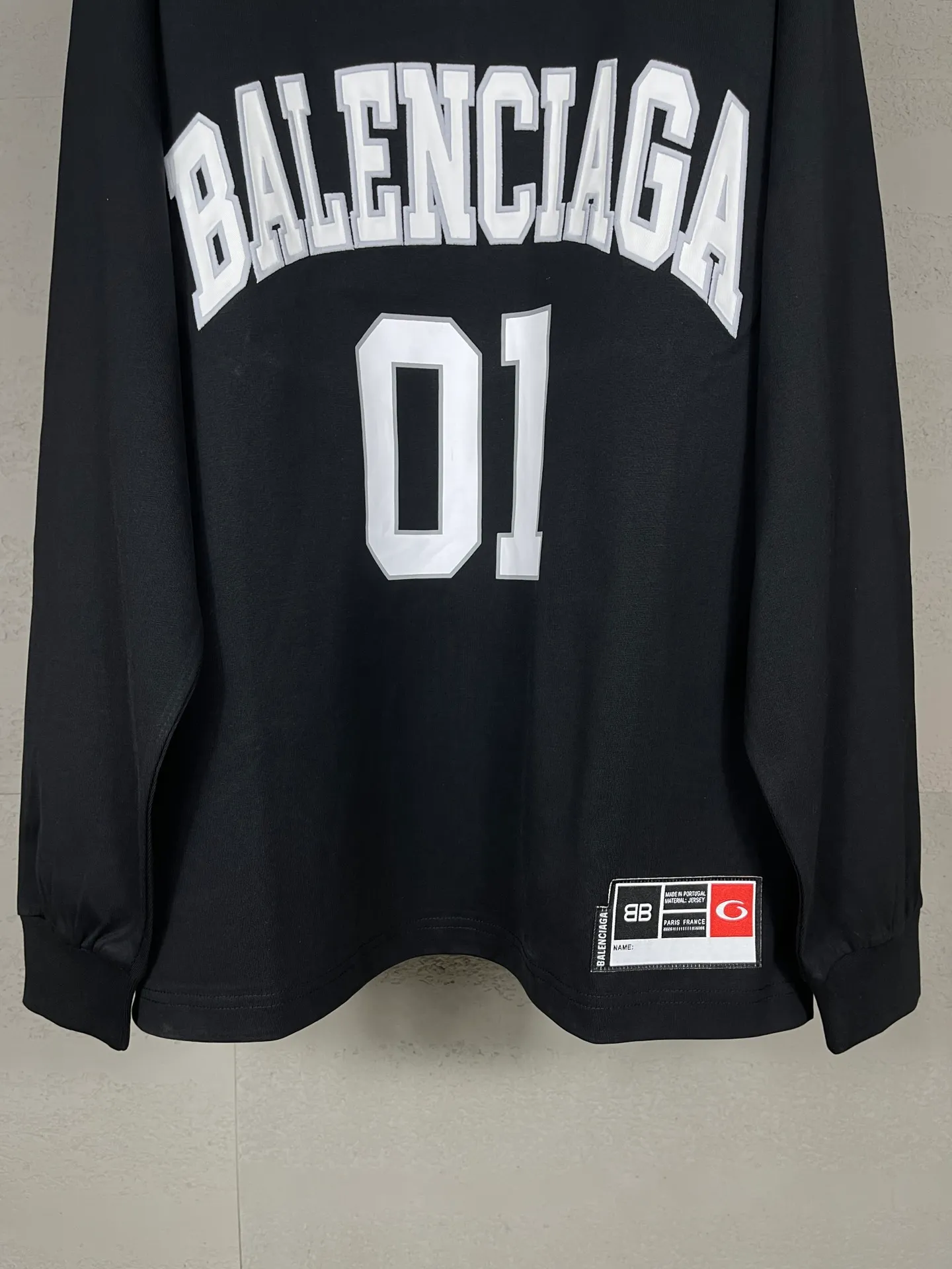 🅿️240 real photos [Top version. Official website quality] BALENCI*GA/Paris.SS25 latest basketball uniform embroidered printed long-sleeved T-shirt. The front embroidery is embroidered and printed using a Tajima computer embroidery machine, the lower left corner is stamped, and the back piece is printed. Brick cabinets are synchronized. Genuine products are developed at the first time. The fabric is made of Paris ZP custom-woven and dyed cotton double yarn. Weighing 260 grams, the cloth surface is clean. The cloth pattern is clear, soft and comfortable. The threads are dyed with no color difference. The printing uses environmentally friendly imported materials, the letters are clear and the effect is three-dimensional. The version adopts OS loose shoulder design. Same style for men and women. Code: BL255069 Color: black, white, colorful blue, purple Size: XS S M L