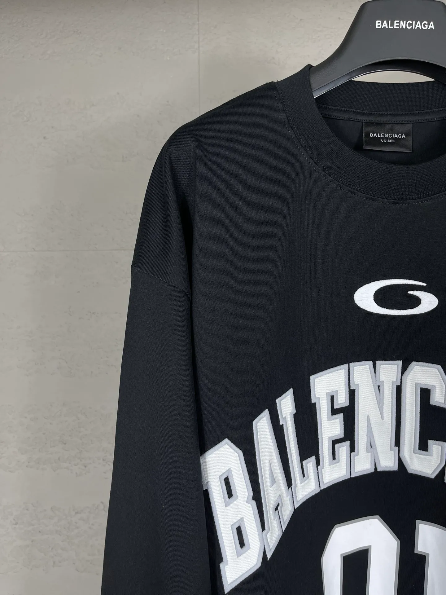🅿️240 real photos [Top version. Official website quality] BALENCI*GA/Paris.SS25 latest basketball uniform embroidered printed long-sleeved T-shirt. The front embroidery is embroidered and printed using a Tajima computer embroidery machine, the lower left corner is stamped, and the back piece is printed. Brick cabinets are synchronized. Genuine products are developed at the first time. The fabric is made of Paris ZP custom-woven and dyed cotton double yarn. Weighing 260 grams, the cloth surface is clean. The cloth pattern is clear, soft and comfortable. The threads are dyed with no color difference. The printing uses environmentally friendly imported materials, the letters are clear and the effect is three-dimensional. The version adopts OS loose shoulder design. Same style for men and women. Code: BL255069 Color: black, white, colorful blue, purple Size: XS S M L