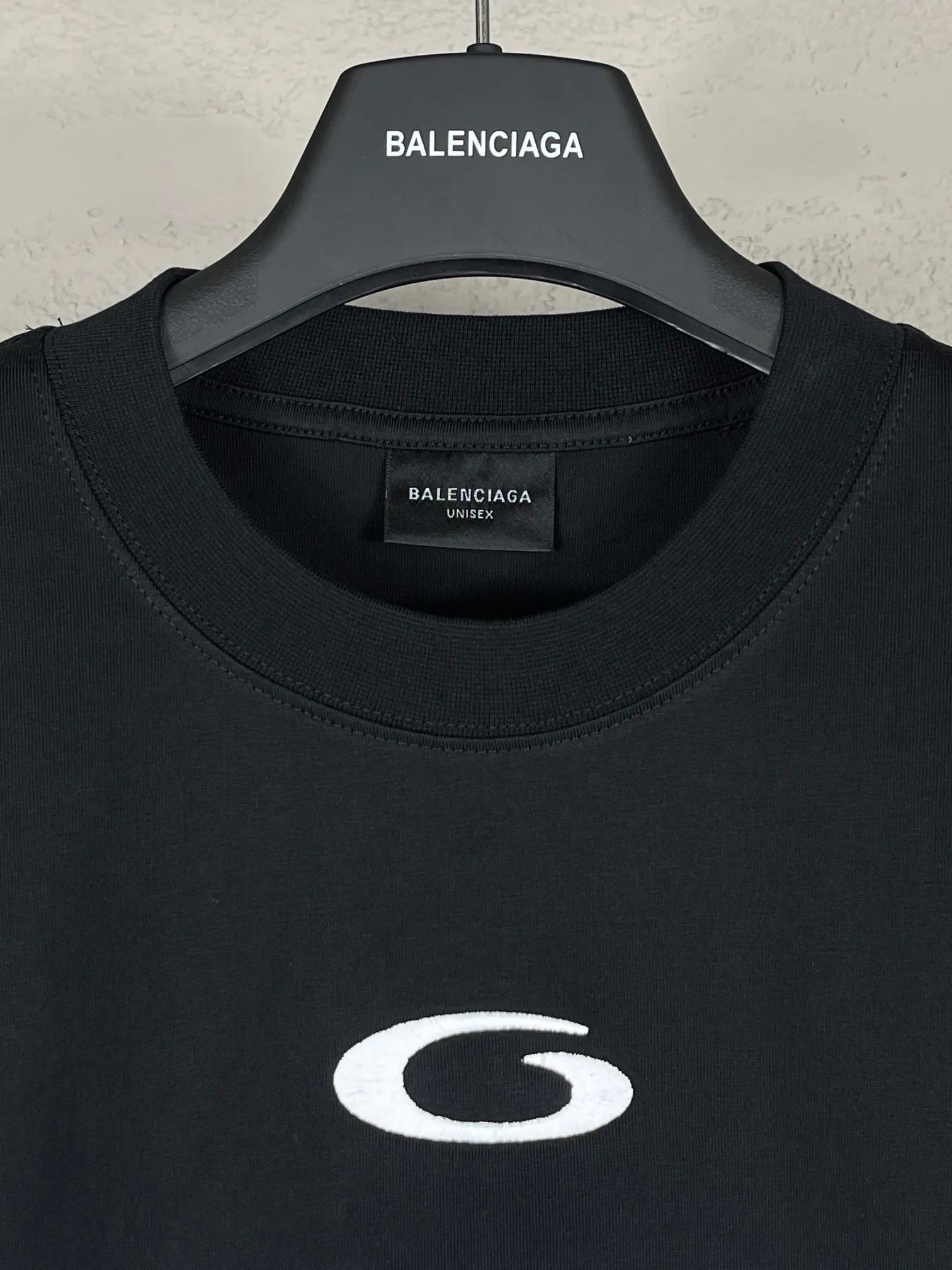 🅿️240 real photos [Top version. Official website quality] BALENCI*GA/Paris.SS25 latest basketball uniform embroidered printed long-sleeved T-shirt. The front embroidery is embroidered and printed using a Tajima computer embroidery machine, the lower left corner is stamped, and the back piece is printed. Brick cabinets are synchronized. Genuine products are developed at the first time. The fabric is made of Paris ZP custom-woven and dyed cotton double yarn. Weighing 260 grams, the cloth surface is clean. The cloth pattern is clear, soft and comfortable. The threads are dyed with no color difference. The printing uses environmentally friendly imported materials, the letters are clear and the effect is three-dimensional. The version adopts OS loose shoulder design. Same style for men and women. Code: BL255069 Color: black, white, colorful blue, purple Size: XS S M L