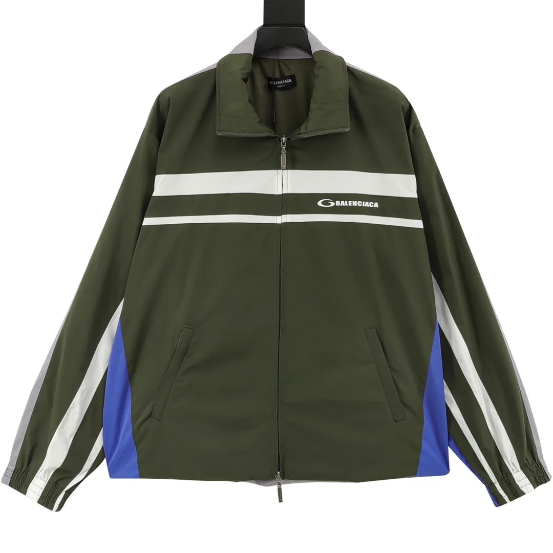 🅿️620 Balenciaga/Balenciaga two-color stitching letter embroidered windbreaker jacket This product uses high-quality PET sliced ​​polyester fiber as the spinning raw material to ensure that it has stable chemical and physical properties. Using a high-speed spinning process, PET slices are made into POY (pre-oriented yarn) or FDY (fully drawn yarn) through melting, filtration, spinneret extrusion and other steps. These filament products have the characteristics of high breaking strength, high elastic modulus, excellent heat setting properties, good resilience properties, heat resistance, light resistance, corrosion resistance, easy washing and quick drying. It adopts the classic washing and distressing process and is carefully polished to present a unique whitening effect, showing the retro charm that has accumulated over time. This process uses specific washing methods to achieve a certain visual and tactile effect on the garments, giving the garments an old and worn feel. Same style for men and women Sizes: XS-L