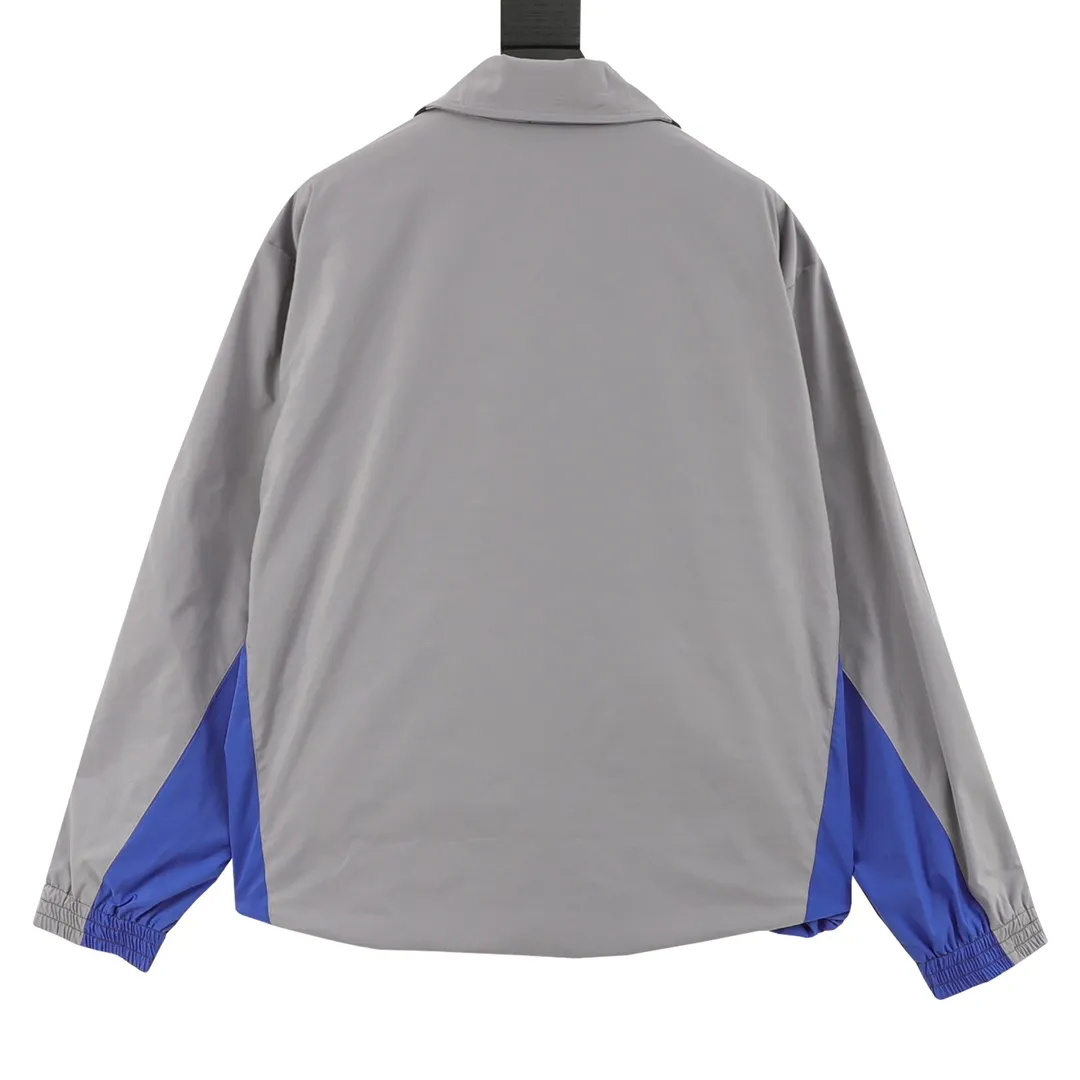 🅿️620 Balenciaga/Balenciaga two-color stitching letter embroidered windbreaker jacket This product uses high-quality PET sliced ​​polyester fiber as the spinning raw material to ensure that it has stable chemical and physical properties. Using a high-speed spinning process, PET slices are made into POY (pre-oriented yarn) or FDY (fully drawn yarn) through melting, filtration, spinneret extrusion and other steps. These filament products have the characteristics of high breaking strength, high elastic modulus, excellent heat setting properties, good resilience properties, heat resistance, light resistance, corrosion resistance, easy washing and quick drying. It adopts the classic washing and distressing process and is carefully polished to present a unique whitening effect, showing the retro charm that has accumulated over time. This process uses specific washing methods to achieve a certain visual and tactile effect on the garments, giving the garments an old and worn feel. Same style for men and women Sizes: XS-L