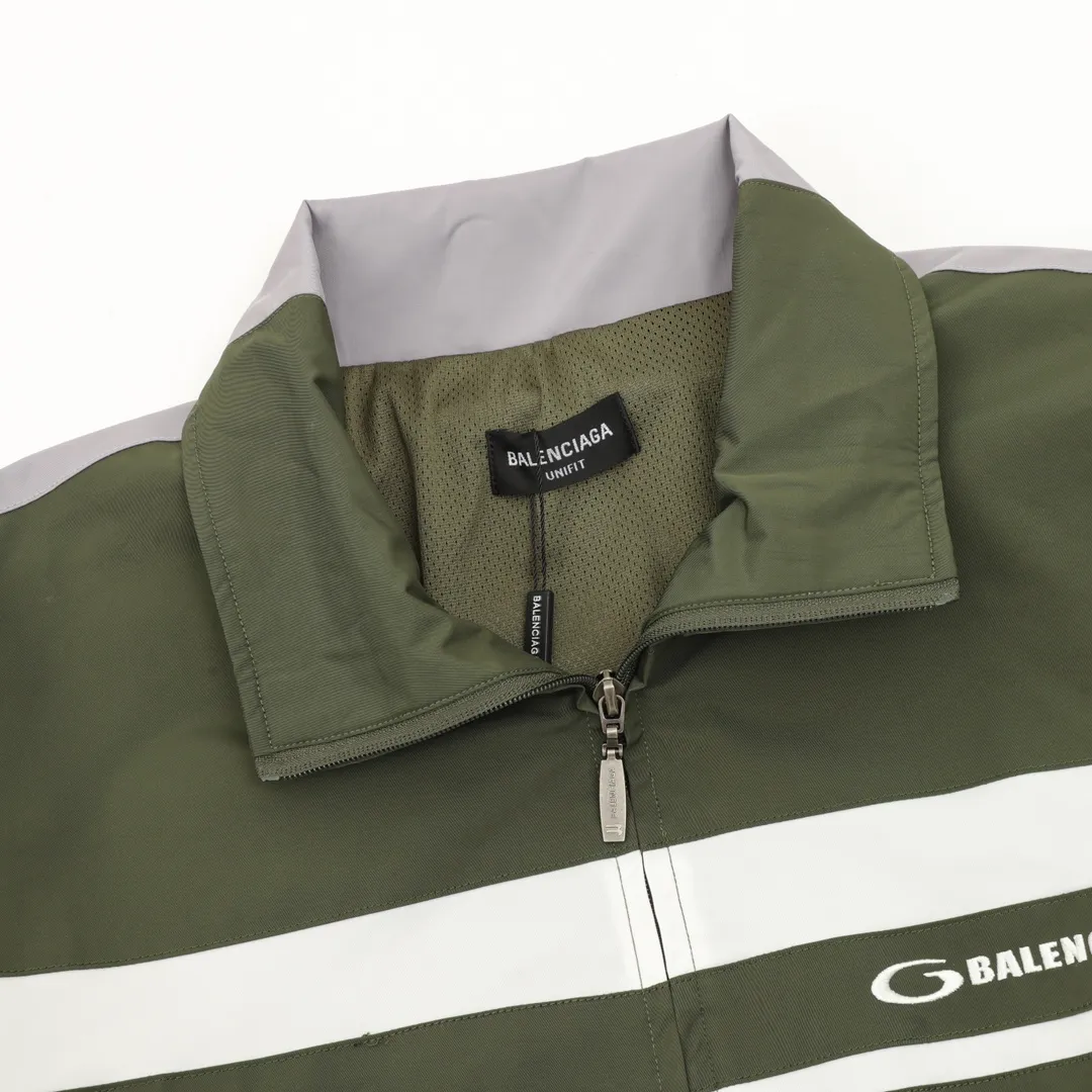🅿️620 Balenciaga/Balenciaga two-color stitching letter embroidered windbreaker jacket This product uses high-quality PET sliced ​​polyester fiber as the spinning raw material to ensure that it has stable chemical and physical properties. Using a high-speed spinning process, PET slices are made into POY (pre-oriented yarn) or FDY (fully drawn yarn) through melting, filtration, spinneret extrusion and other steps. These filament products have the characteristics of high breaking strength, high elastic modulus, excellent heat setting properties, good resilience properties, heat resistance, light resistance, corrosion resistance, easy washing and quick drying. It adopts the classic washing and distressing process and is carefully polished to present a unique whitening effect, showing the retro charm that has accumulated over time. This process uses specific washing methods to achieve a certain visual and tactile effect on the garments, giving the garments an old and worn feel. Same style for men and women Sizes: XS-L