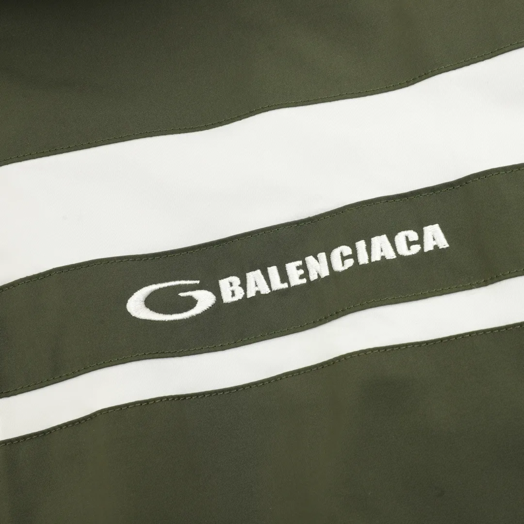 🅿️620 Balenciaga/Balenciaga two-color stitching letter embroidered windbreaker jacket This product uses high-quality PET sliced ​​polyester fiber as the spinning raw material to ensure that it has stable chemical and physical properties. Using a high-speed spinning process, PET slices are made into POY (pre-oriented yarn) or FDY (fully drawn yarn) through melting, filtration, spinneret extrusion and other steps. These filament products have the characteristics of high breaking strength, high elastic modulus, excellent heat setting properties, good resilience properties, heat resistance, light resistance, corrosion resistance, easy washing and quick drying. It adopts the classic washing and distressing process and is carefully polished to present a unique whitening effect, showing the retro charm that has accumulated over time. This process uses specific washing methods to achieve a certain visual and tactile effect on the garments, giving the garments an old and worn feel. Same style for men and women Sizes: XS-L
