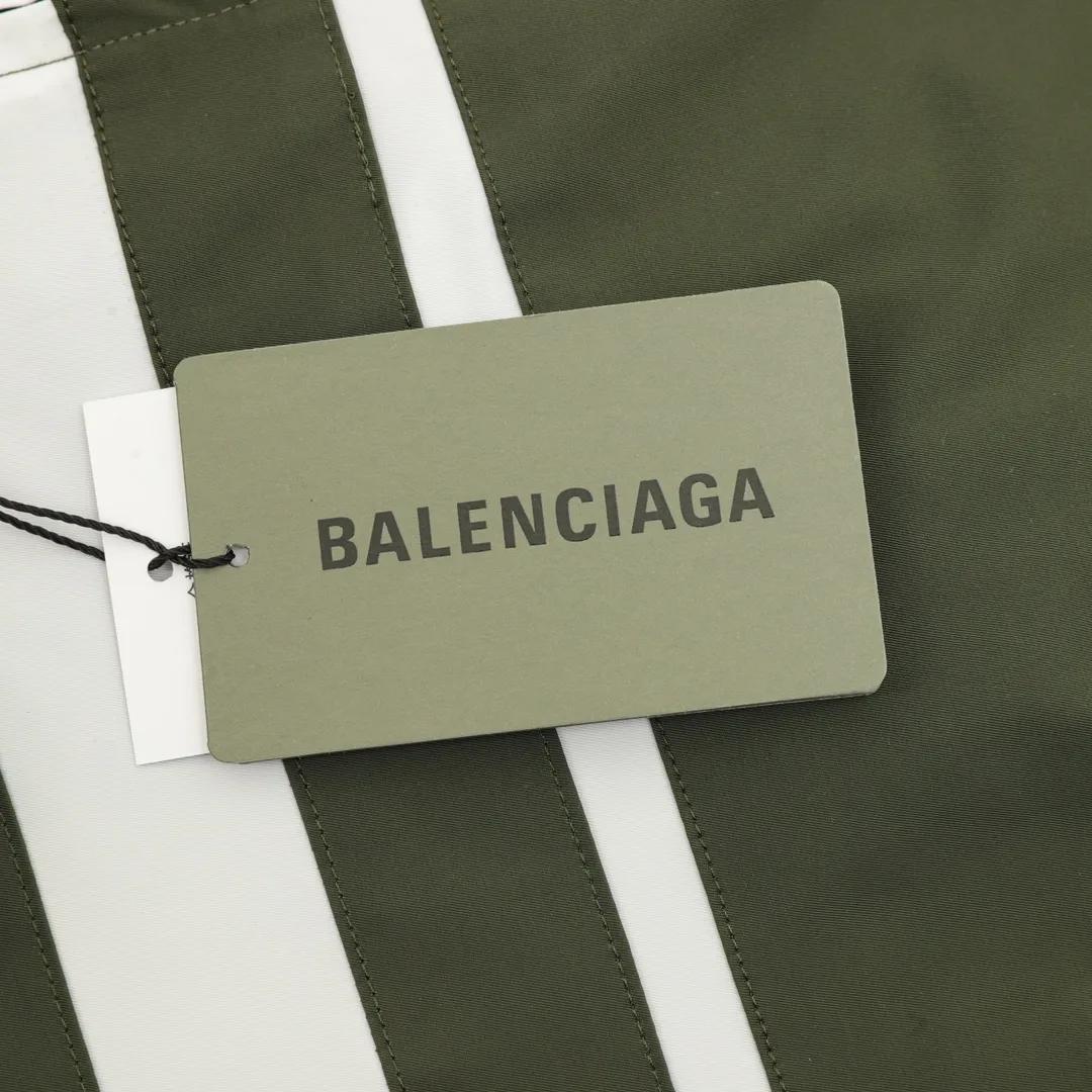🅿️620 Balenciaga/Balenciaga two-color stitching letter embroidered windbreaker jacket This product uses high-quality PET sliced ​​polyester fiber as the spinning raw material to ensure that it has stable chemical and physical properties. Using a high-speed spinning process, PET slices are made into POY (pre-oriented yarn) or FDY (fully drawn yarn) through melting, filtration, spinneret extrusion and other steps. These filament products have the characteristics of high breaking strength, high elastic modulus, excellent heat setting properties, good resilience properties, heat resistance, light resistance, corrosion resistance, easy washing and quick drying. It adopts the classic washing and distressing process and is carefully polished to present a unique whitening effect, showing the retro charm that has accumulated over time. This process uses specific washing methods to achieve a certain visual and tactile effect on the garments, giving the garments an old and worn feel. Same style for men and women Sizes: XS-L