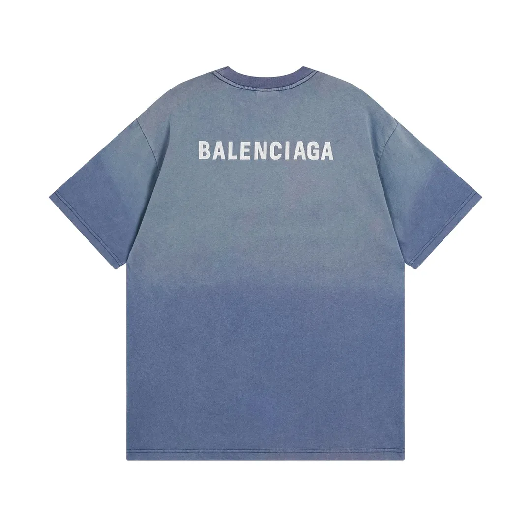 🅿️180 detailed pictures [Top version. Official website quality] BALENCI*GA/Paris #classic style. Classic letter embroidery on the front and back. Ready-made clothes sprayed with stir-fried salt and washed with water to make them worn and worn. Short-sleeved T-shirt #2023 spring and summer brick cabinet synchronization.                       The fabric is made of Paris ZP custom-woven and dyed cotton double yarn, weighing 260 grams. The cloth surface is clean. The cloth pattern is clear, soft and comfortable. The threads are dyed with no color difference. The classic letters are embroidered with imported embroidery machines, the letters are clear and the effect is three-dimensional. Ready-made garments are sprayed with Ma Liu, washed and distressed, and hand-polished. Restore the brick cabinet, adopt the OS loose shoulder style. Same style for men and women. Code: BL223216 Color: Mist Gray Blue Size: XS to L