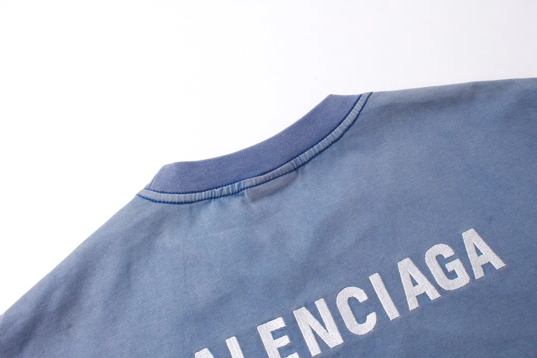 🅿️180 detailed pictures [Top version. Official website quality] BALENCI*GA/Paris #classic style. Classic letter embroidery on the front and back. Ready-made clothes sprayed with stir-fried salt and washed with water to make them worn and worn. Short-sleeved T-shirt #2023 spring and summer brick cabinet synchronization.                       The fabric is made of Paris ZP custom-woven and dyed cotton double yarn, weighing 260 grams. The cloth surface is clean. The cloth pattern is clear, soft and comfortable. The threads are dyed with no color difference. The classic letters are embroidered with imported embroidery machines, the letters are clear and the effect is three-dimensional. Ready-made garments are sprayed with Ma Liu, washed and distressed, and hand-polished. Restore the brick cabinet, adopt the OS loose shoulder style. Same style for men and women. Code: BL223216 Color: Mist Gray Blue Size: XS to L