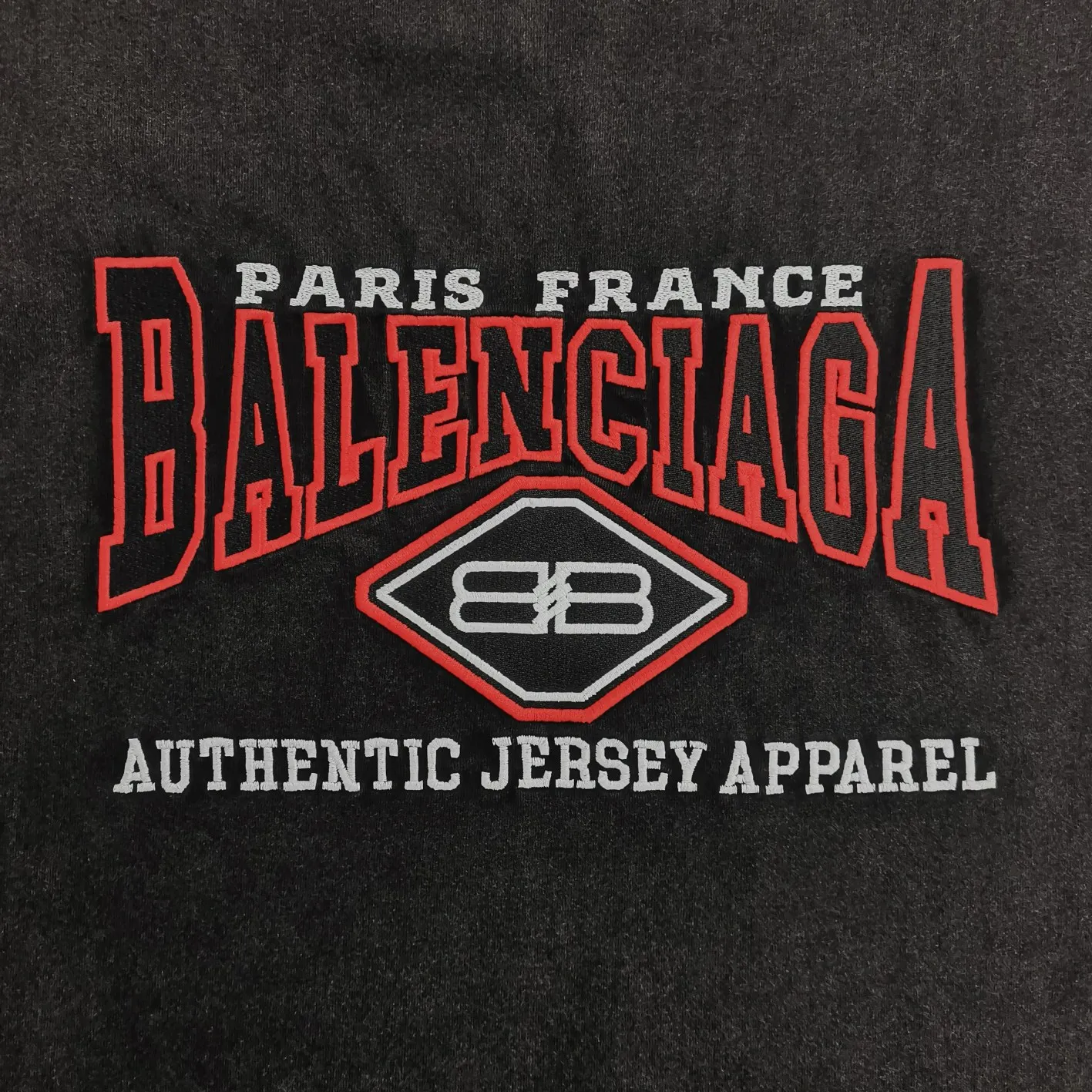 The new top-notch version of the new BALENCIAGA Balenciaga red letter embroidery double B pure cotton loose loose short sleeves for men and women couples is too complicated! Indescribable! Washed and lightly fried with snowflakes for a nostalgic treatment, and the shoulder sleeves are sprayed with maliu and washed with water! The entire fabric is pre-shrunk and then garment washed. Need better fabric. I guess L size has been reduced to XS size. Workmanship: Fine sewing craftsmanship, budget for the stitch size, and the degree of shrinkage after washing. You must buy one this summer. If you are still wondering which short-sleeved piece to buy, then don’t worry, just buy this one! Printing: Produced by Tajima Embroidery in Japan, with 3D cherry blossom thread. Fabric: 280g 32-count tight double yarn fabric Accessories: Customized rib three-standard Size: XS-L Color: Washed black P: 310