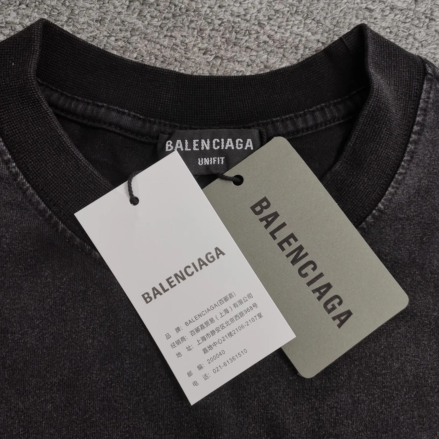 The new top-notch version of the new BALENCIAGA Balenciaga red letter embroidery double B pure cotton loose loose short sleeves for men and women couples is too complicated! Indescribable! Washed and lightly fried with snowflakes for a nostalgic treatment, and the shoulder sleeves are sprayed with maliu and washed with water! The entire fabric is pre-shrunk and then garment washed. Need better fabric. I guess L size has been reduced to XS size. Workmanship: Fine sewing craftsmanship, budget for the stitch size, and the degree of shrinkage after washing. You must buy one this summer. If you are still wondering which short-sleeved piece to buy, then don’t worry, just buy this one! Printing: Produced by Tajima Embroidery in Japan, with 3D cherry blossom thread. Fabric: 280g 32-count tight double yarn fabric Accessories: Customized rib three-standard Size: XS-L Color: Washed black P: 310