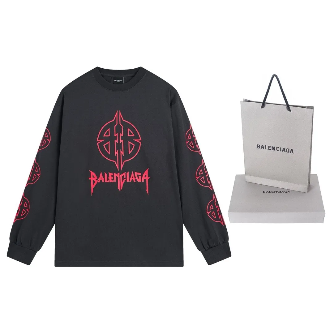 🅿️210 Detailed pictures [Top version. Official website quality] BALENCI*GA/Paris. 2024 new style. Classic LOGO cracked printed long-sleeved T-shirt. Brick cabinet synchronization. Genuine product developed at the first time, enjoy printing and comparison! The fabric is made of Paris ZP custom-woven and dyed cotton with double yarns and compact cotton. The weight is 260 grams. The cloth surface is clean. The cloth pattern is clear, soft and comfortable. The threads are dyed with no color difference. The classic printing is made of environmentally friendly imported materials, and the letters are cracked and printed. The letters are clear and the effect is three-dimensional. Restored brick cabinet. Ready-made clothes are washed and distressed, different market currency, welcome to compare, the version adopts OS loose shoulder version. Same style for men and women Coding: BL225027 Color: dark blue gray, white Size: XS S M L