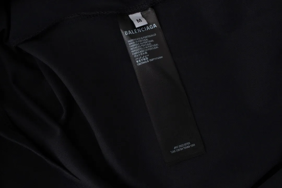🅿️210 Detailed pictures [Top version. Official website quality] BALENCI*GA/Paris. 2024 new style. Classic LOGO cracked printed long-sleeved T-shirt. Brick cabinet synchronization. Genuine product developed at the first time, enjoy printing and comparison! The fabric is made of Paris ZP custom-woven and dyed cotton with double yarns and compact cotton. The weight is 260 grams. The cloth surface is clean. The cloth pattern is clear, soft and comfortable. The threads are dyed with no color difference. The classic printing is made of environmentally friendly imported materials, and the letters are cracked and printed. The letters are clear and the effect is three-dimensional. Restored brick cabinet. Ready-made clothes are washed and distressed, different market currency, welcome to compare, the version adopts OS loose shoulder version. Same style for men and women Coding: BL225027 Color: dark blue gray, white Size: XS S M L