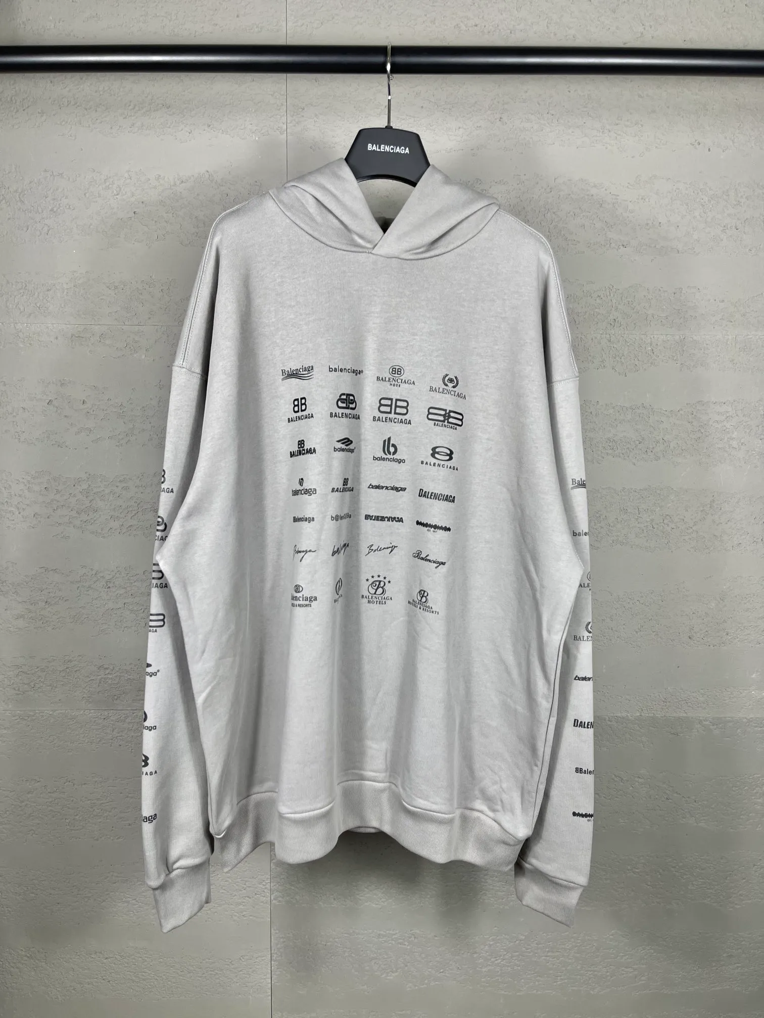 🅿️300 real photos [Top version. Official website quality] BALENCI*GA/Paris BALENCI*GA# 2023 spring and summer new style, printed with classic LOGO collection long-sleeved sweatshirt. 2023 autumn and winter new product. Brick cabinet synchronization. The fabric is made of Paris ZP custom-woven and dyed cotton double yarn sweatshirt. The weight is 450 grams, the cloth surface is clean. The cloth texture is clear. Soft and comfortable. Good color fastness. Not easy to change color. The threads are woven and dyed with no color difference. The printing uses imported environmentally friendly rubber paddles, precision stencils, fine LOGO letters, clear letters, no burrs, and a three-dimensional effect. Restore brick cabinet. The version adopts OS loose shoulder version. Same style for men and women. Code: BL238002 Color: black, beige, pink, smoky gray Size: XS S M L