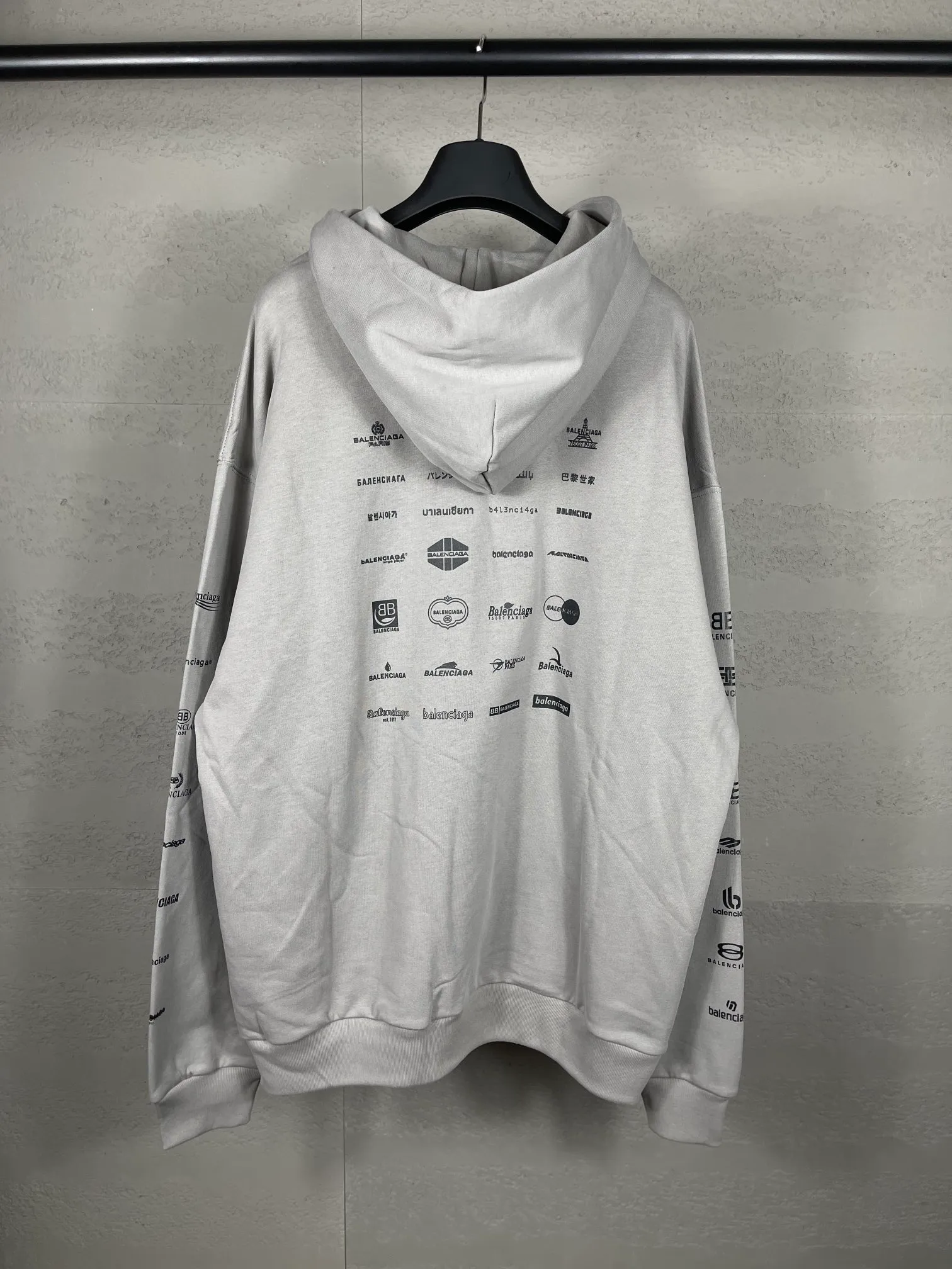 🅿️300 real photos [Top version. Official website quality] BALENCI*GA/Paris BALENCI*GA# 2023 spring and summer new style, printed with classic LOGO collection long-sleeved sweatshirt. 2023 autumn and winter new product. Brick cabinet synchronization. The fabric is made of Paris ZP custom-woven and dyed cotton double yarn sweatshirt. The weight is 450 grams, the cloth surface is clean. The cloth texture is clear. Soft and comfortable. Good color fastness. Not easy to change color. The threads are woven and dyed with no color difference. The printing uses imported environmentally friendly rubber paddles, precision stencils, fine LOGO letters, clear letters, no burrs, and a three-dimensional effect. Restore brick cabinet. The version adopts OS loose shoulder version. Same style for men and women. Code: BL238002 Color: black, beige, pink, smoky gray Size: XS S M L