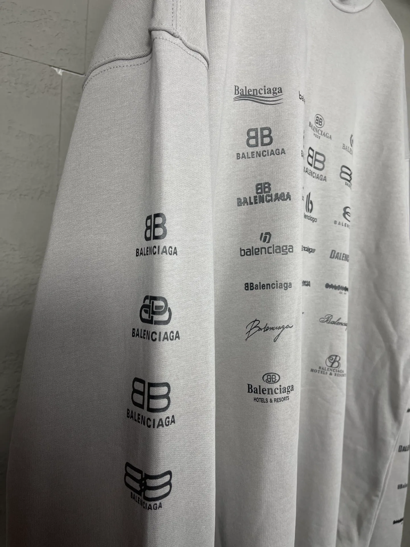 🅿️300 real photos [Top version. Official website quality] BALENCI*GA/Paris BALENCI*GA# 2023 spring and summer new style, printed with classic LOGO collection long-sleeved sweatshirt. 2023 autumn and winter new product. Brick cabinet synchronization. The fabric is made of Paris ZP custom-woven and dyed cotton double yarn sweatshirt. The weight is 450 grams, the cloth surface is clean. The cloth texture is clear. Soft and comfortable. Good color fastness. Not easy to change color. The threads are woven and dyed with no color difference. The printing uses imported environmentally friendly rubber paddles, precision stencils, fine LOGO letters, clear letters, no burrs, and a three-dimensional effect. Restore brick cabinet. The version adopts OS loose shoulder version. Same style for men and women. Code: BL238002 Color: black, beige, pink, smoky gray Size: XS S M L