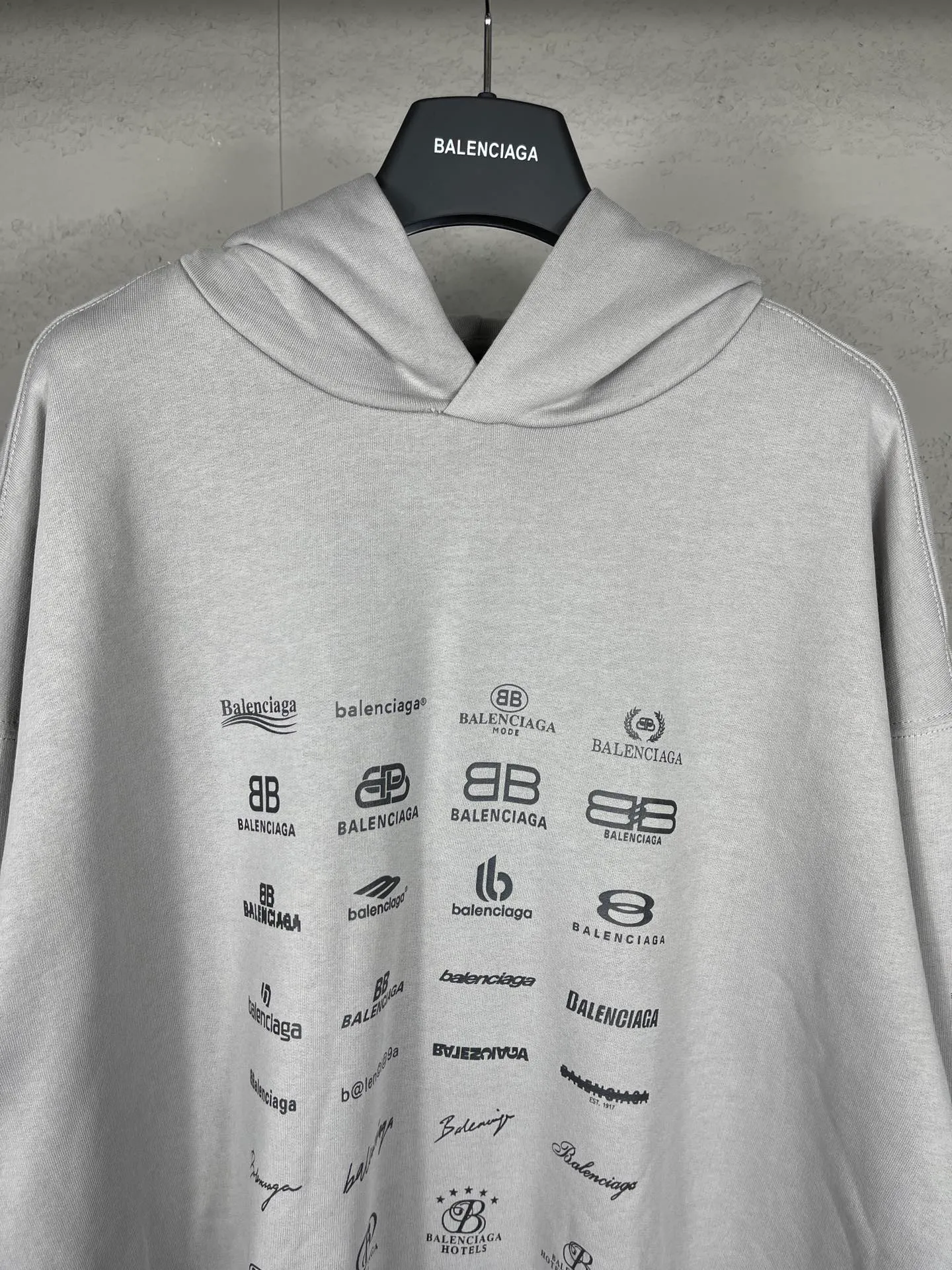 🅿️300 real photos [Top version. Official website quality] BALENCI*GA/Paris BALENCI*GA# 2023 spring and summer new style, printed with classic LOGO collection long-sleeved sweatshirt. 2023 autumn and winter new product. Brick cabinet synchronization. The fabric is made of Paris ZP custom-woven and dyed cotton double yarn sweatshirt. The weight is 450 grams, the cloth surface is clean. The cloth texture is clear. Soft and comfortable. Good color fastness. Not easy to change color. The threads are woven and dyed with no color difference. The printing uses imported environmentally friendly rubber paddles, precision stencils, fine LOGO letters, clear letters, no burrs, and a three-dimensional effect. Restore brick cabinet. The version adopts OS loose shoulder version. Same style for men and women. Code: BL238002 Color: black, beige, pink, smoky gray Size: XS S M L