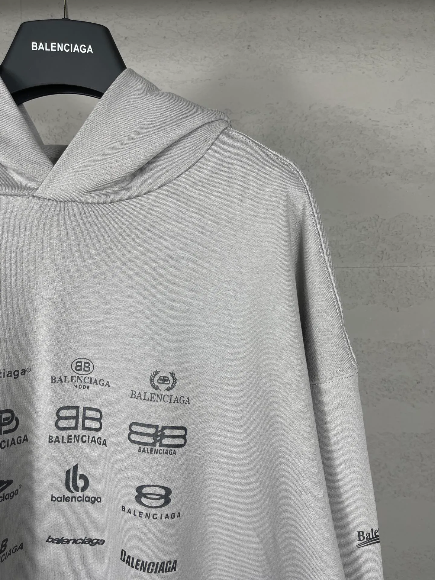 🅿️300 real photos [Top version. Official website quality] BALENCI*GA/Paris BALENCI*GA# 2023 spring and summer new style, printed with classic LOGO collection long-sleeved sweatshirt. 2023 autumn and winter new product. Brick cabinet synchronization. The fabric is made of Paris ZP custom-woven and dyed cotton double yarn sweatshirt. The weight is 450 grams, the cloth surface is clean. The cloth texture is clear. Soft and comfortable. Good color fastness. Not easy to change color. The threads are woven and dyed with no color difference. The printing uses imported environmentally friendly rubber paddles, precision stencils, fine LOGO letters, clear letters, no burrs, and a three-dimensional effect. Restore brick cabinet. The version adopts OS loose shoulder version. Same style for men and women. Code: BL238002 Color: black, beige, pink, smoky gray Size: XS S M L
