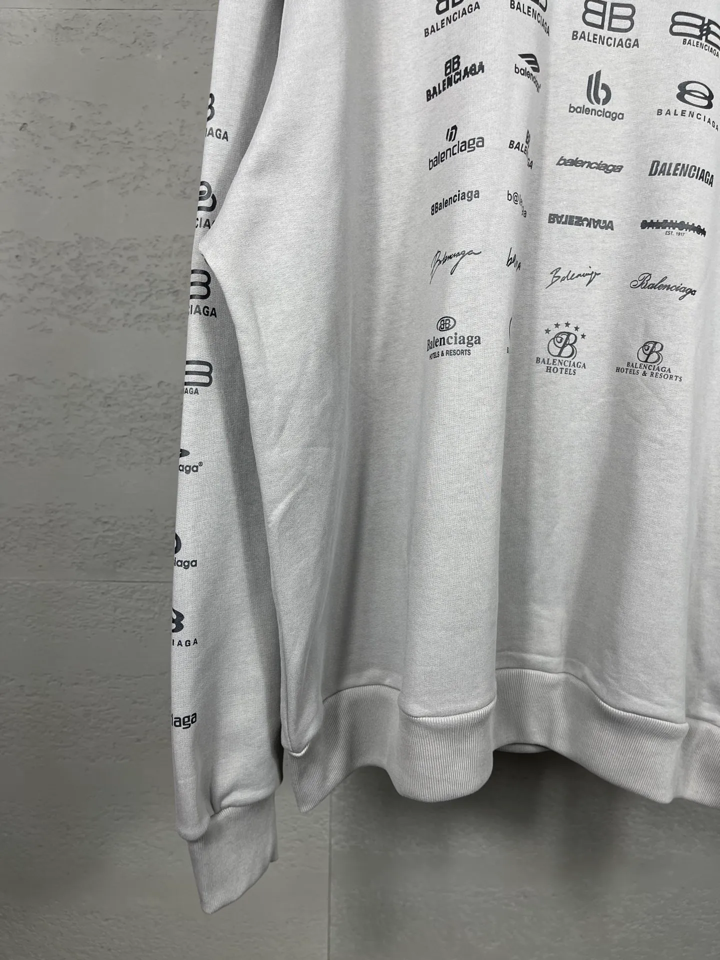 🅿️300 real photos [Top version. Official website quality] BALENCI*GA/Paris BALENCI*GA# 2023 spring and summer new style, printed with classic LOGO collection long-sleeved sweatshirt. 2023 autumn and winter new product. Brick cabinet synchronization. The fabric is made of Paris ZP custom-woven and dyed cotton double yarn sweatshirt. The weight is 450 grams, the cloth surface is clean. The cloth texture is clear. Soft and comfortable. Good color fastness. Not easy to change color. The threads are woven and dyed with no color difference. The printing uses imported environmentally friendly rubber paddles, precision stencils, fine LOGO letters, clear letters, no burrs, and a three-dimensional effect. Restore brick cabinet. The version adopts OS loose shoulder version. Same style for men and women. Code: BL238002 Color: black, beige, pink, smoky gray Size: XS S M L