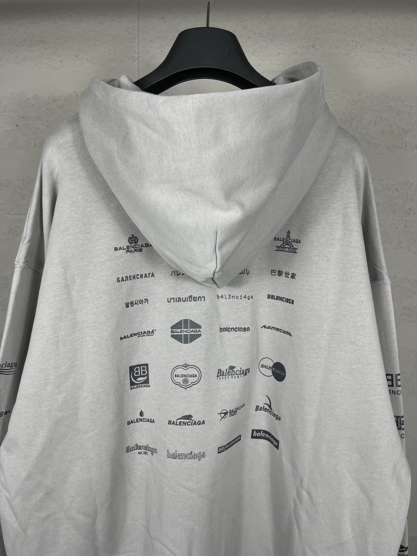 🅿️300 real photos [Top version. Official website quality] BALENCI*GA/Paris BALENCI*GA# 2023 spring and summer new style, printed with classic LOGO collection long-sleeved sweatshirt. 2023 autumn and winter new product. Brick cabinet synchronization. The fabric is made of Paris ZP custom-woven and dyed cotton double yarn sweatshirt. The weight is 450 grams, the cloth surface is clean. The cloth texture is clear. Soft and comfortable. Good color fastness. Not easy to change color. The threads are woven and dyed with no color difference. The printing uses imported environmentally friendly rubber paddles, precision stencils, fine LOGO letters, clear letters, no burrs, and a three-dimensional effect. Restore brick cabinet. The version adopts OS loose shoulder version. Same style for men and women. Code: BL238002 Color: black, beige, pink, smoky gray Size: XS S M L