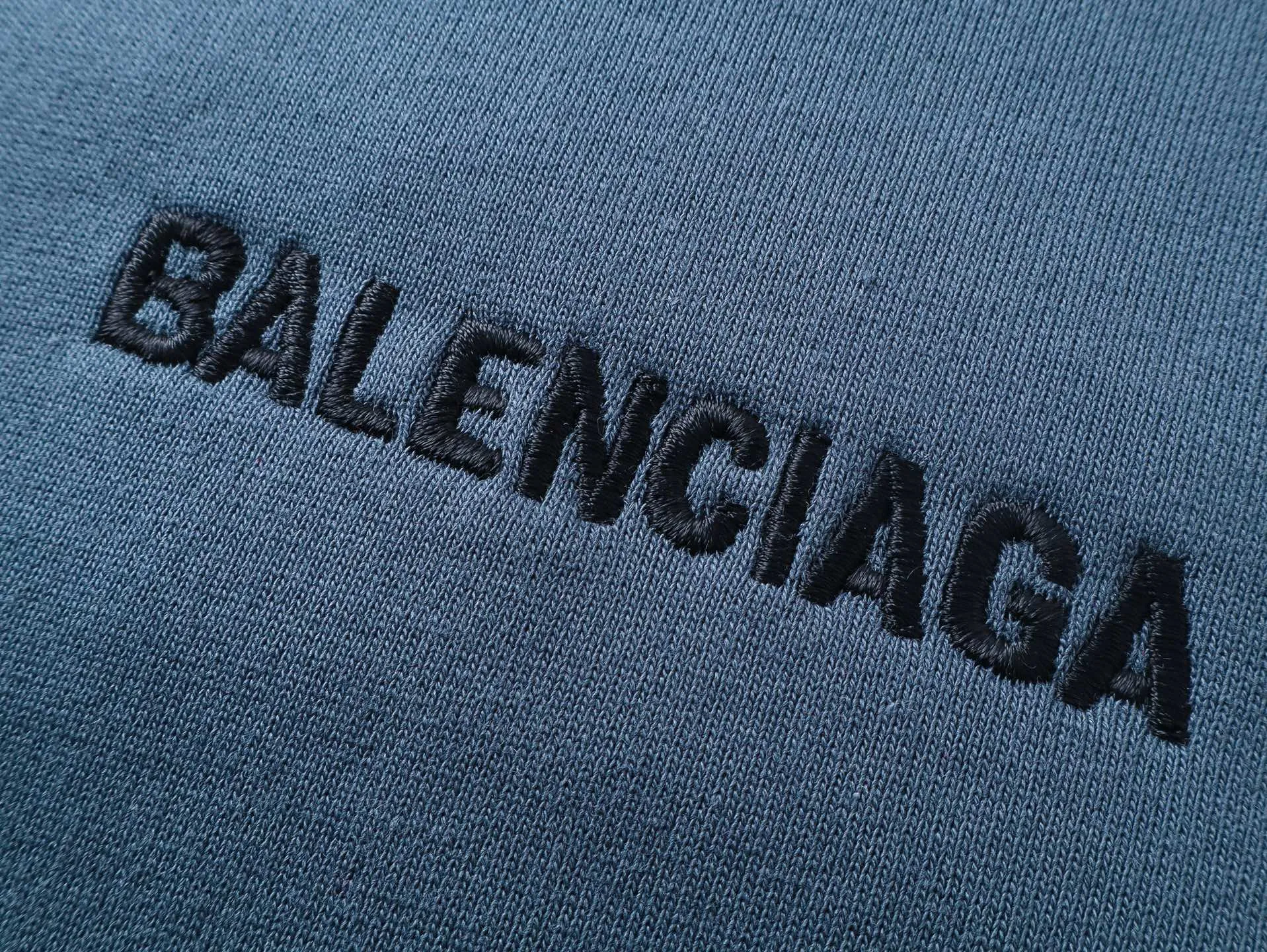 🅿️400 real photos [Top version. Official website quality] BALENCI*G*/SS26 new autumn and winter style. Hand-painted distressed hooded zipper cardigan sweatshirt with Paris lettering LOGO embroidered on the front and back. Ready-to-wear hand-painted graffiti SS26 latest style. Research and development at the first time, different market currencies. Comparisons welcome. The fabric is made of Paris ZP custom-woven and dyed cotton sweatshirt. Weighing 460 grams, the cloth surface is clean. The cloth pattern is clear, soft and comfortable. The threads are dyed with no color difference. The embroidery is embroidered with an embroidery machine imported from Tajima, and the garments are hand-painted with graffiti to make them look old. Jubie market currency. Welcome to compare. The version adopts OS loose shoulder design. Same style for men and women. Code: BL259970 Color: gray blue Size: XS S M L