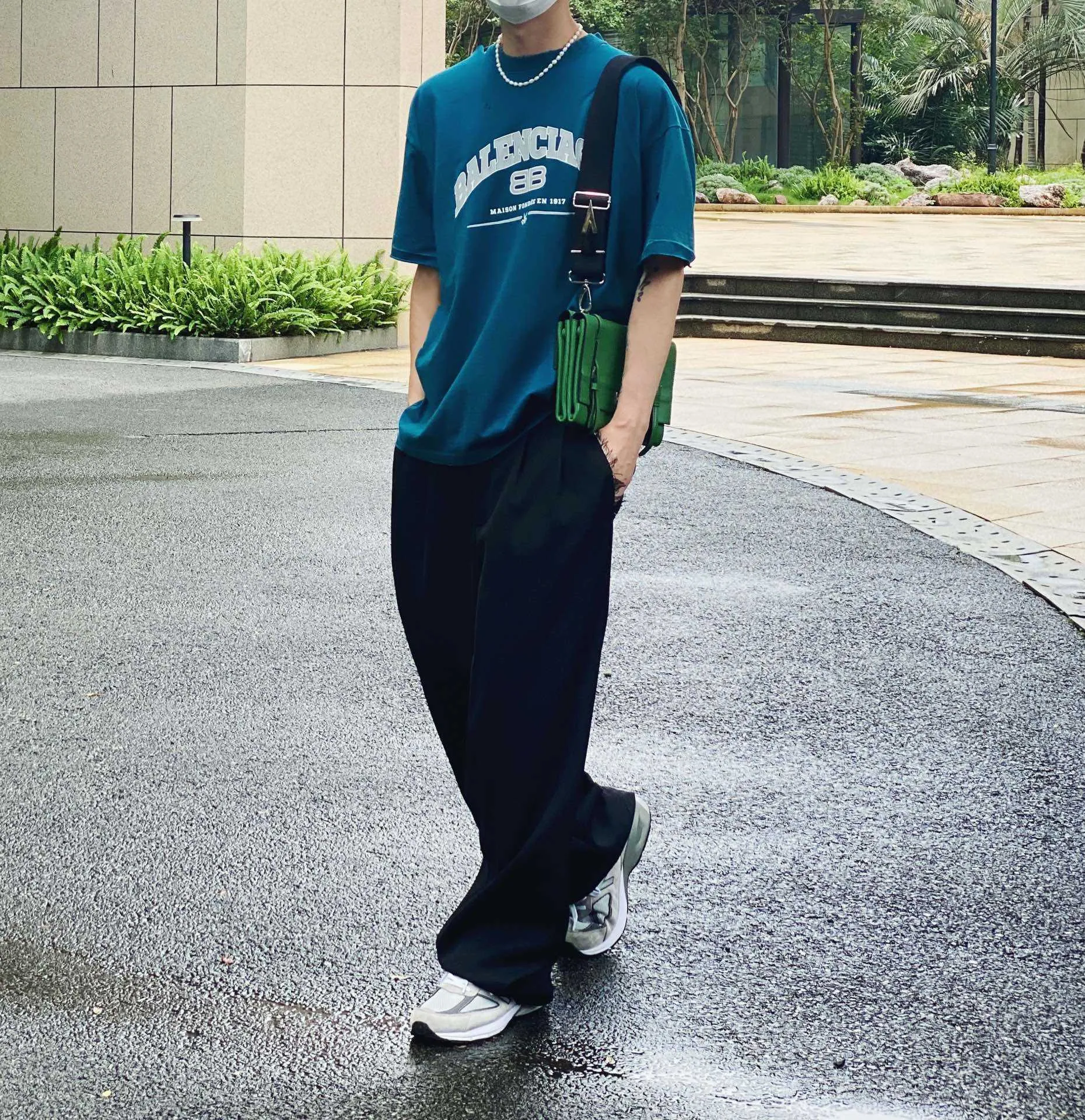 ♻️💯Reference model picture for the upper body❤️The top version of BALENCIAGA is a house built in 1917 with cracks, cracks, holes and hollows. The latest color matching, pure cotton, loose and breathable short sleeves. The latest season of Paris still uses the basic creation logo 1917 + scissors elements to improve the public’s impression of Paris’ long-standing brand and re-understand it. The printing still uses the crackle pattern process and the basic glue is used as the base. Prints pull evenly. It adopts the horizontal cracking method, the texture is clear and uniform, it will not fall off easily, and there is no pressure in backwashing and drying. Laser piercing is used to pierce the body, and the piercing effect is obvious. And there will be no wrinkles or deformation at the holes. The neckline is manually frayed, which is very costly and time-consuming. Excellent products, that’s how they come out. The fabric is made of 26S280g double-ply double-yarn plain cotton fabric, which has full drape. Package. The hang tags are fully customized and synchronized one to one.  Color: Peacock Blue Orange Red (custom dyed in a vat, it took more than a month) Size: XS-L P:270