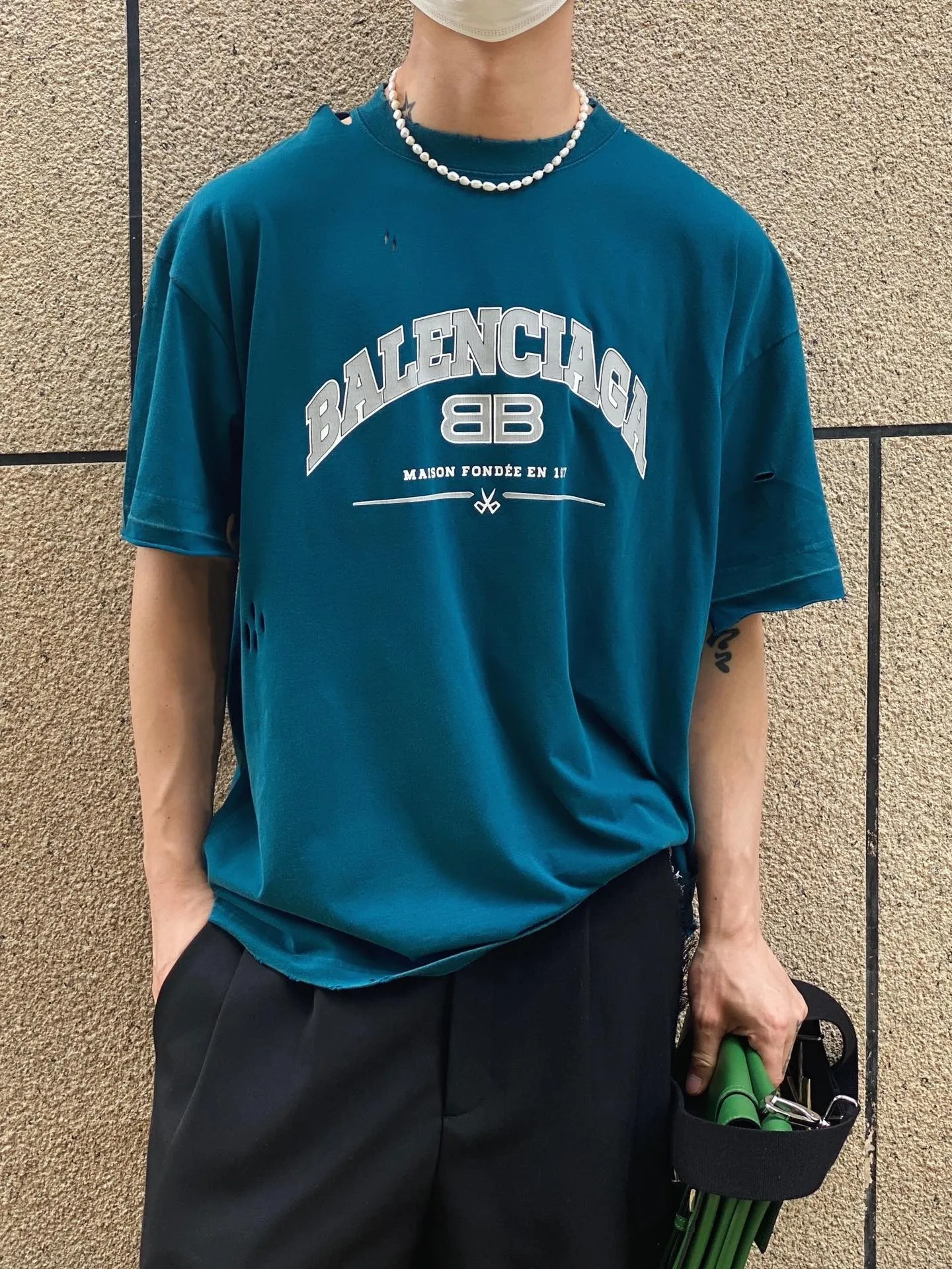 ♻️💯Reference model picture for the upper body❤️The top version of BALENCIAGA is a house built in 1917 with cracks, cracks, holes and hollows. The latest color matching, pure cotton, loose and breathable short sleeves. The latest season of Paris still uses the basic creation logo 1917 + scissors elements to improve the public’s impression of Paris’ long-standing brand and re-understand it. The printing still uses the crackle pattern process and the basic glue is used as the base. Prints pull evenly. It adopts the horizontal cracking method, the texture is clear and uniform, it will not fall off easily, and there is no pressure in backwashing and drying. Laser piercing is used to pierce the body, and the piercing effect is obvious. And there will be no wrinkles or deformation at the holes. The neckline is manually frayed, which is very costly and time-consuming. Excellent products, that’s how they come out. The fabric is made of 26S280g double-ply double-yarn plain cotton fabric, which has full drape. Package. The hang tags are fully customized and synchronized one to one.  Color: Peacock Blue Orange Red (custom dyed in a vat, it took more than a month) Size: XS-L P:270