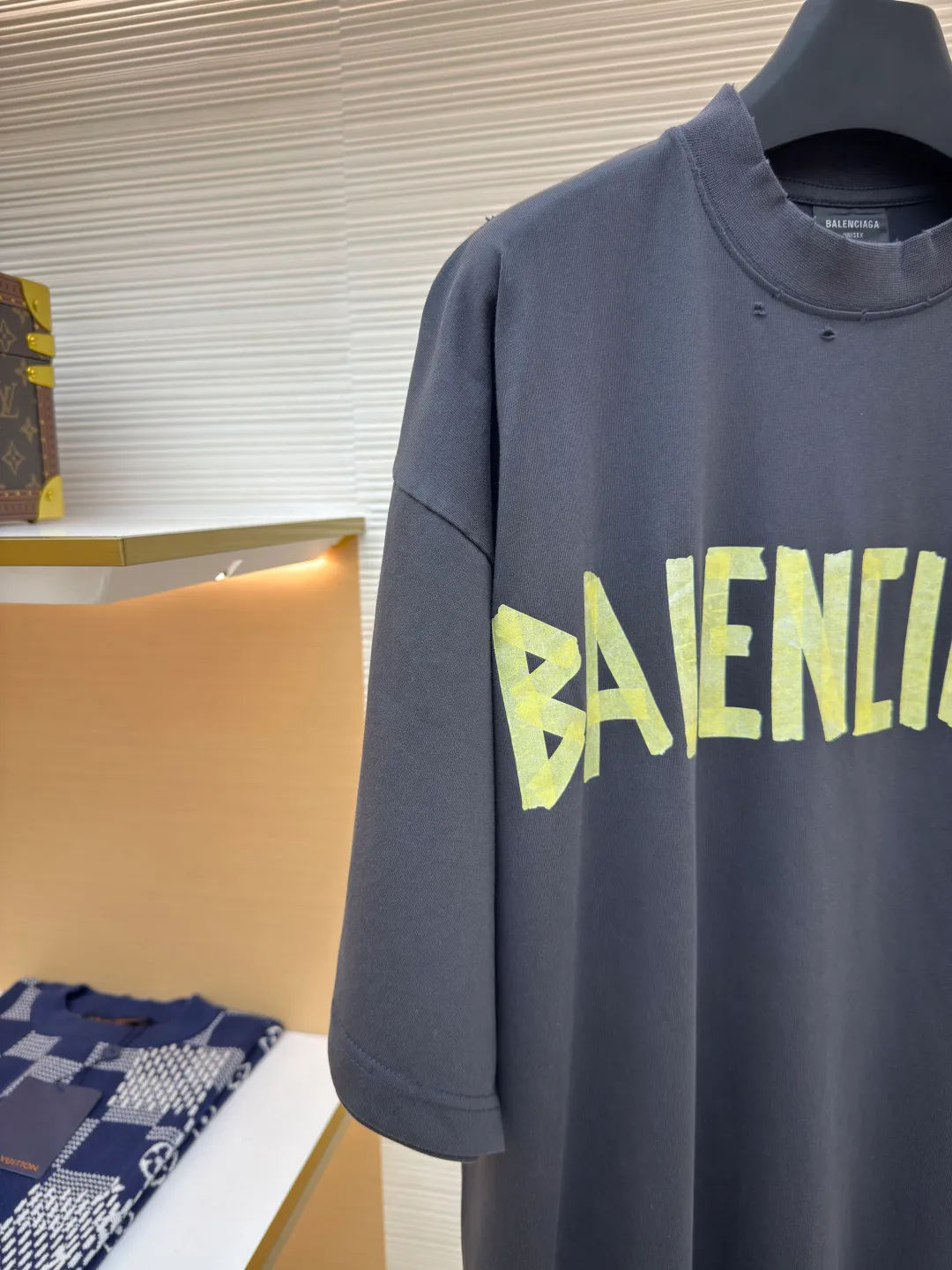 Balenciaga Masking Tape Short Sleeves ●Authentic product: Purchased and developed by 6499 ●Item No.: 1680275-A35 ●Fabric: Ribbed process ●Technology: Washed and brushed ●Version: Fitted version ●Weight: about 365 grams ●Size: 1-2-3-4 ●Description: The sleeves and hem are worn with a frayed effect. The lining is clean. No ends. No excess edges. The shoulders are frayed and the stitching is straight. Three-needle and five-thread craftsmanship. The shoulders are lined with taping. The fabric is made of distressed washed and brushed technology. The collar is designed with frayed holes. The ribbed fabric is custom-woven and dyed. The color is consistent and there is no color difference. Masking tape letters are used on the chest. The overall process of heavy craftsmanship. The washed fabric is comfortable and soft. The effect is worn and washed. The letters on the back are manually counter-positioned and shaped with a hot plate for glue printing. The overall wiring is straight and delicate, the fabric is comfortable and soft, and the color is consistent without color difference. It can be matched with the same style to create a fashionable look and control various occasions. Customized accessories, complete with three standards, same style for men and women!