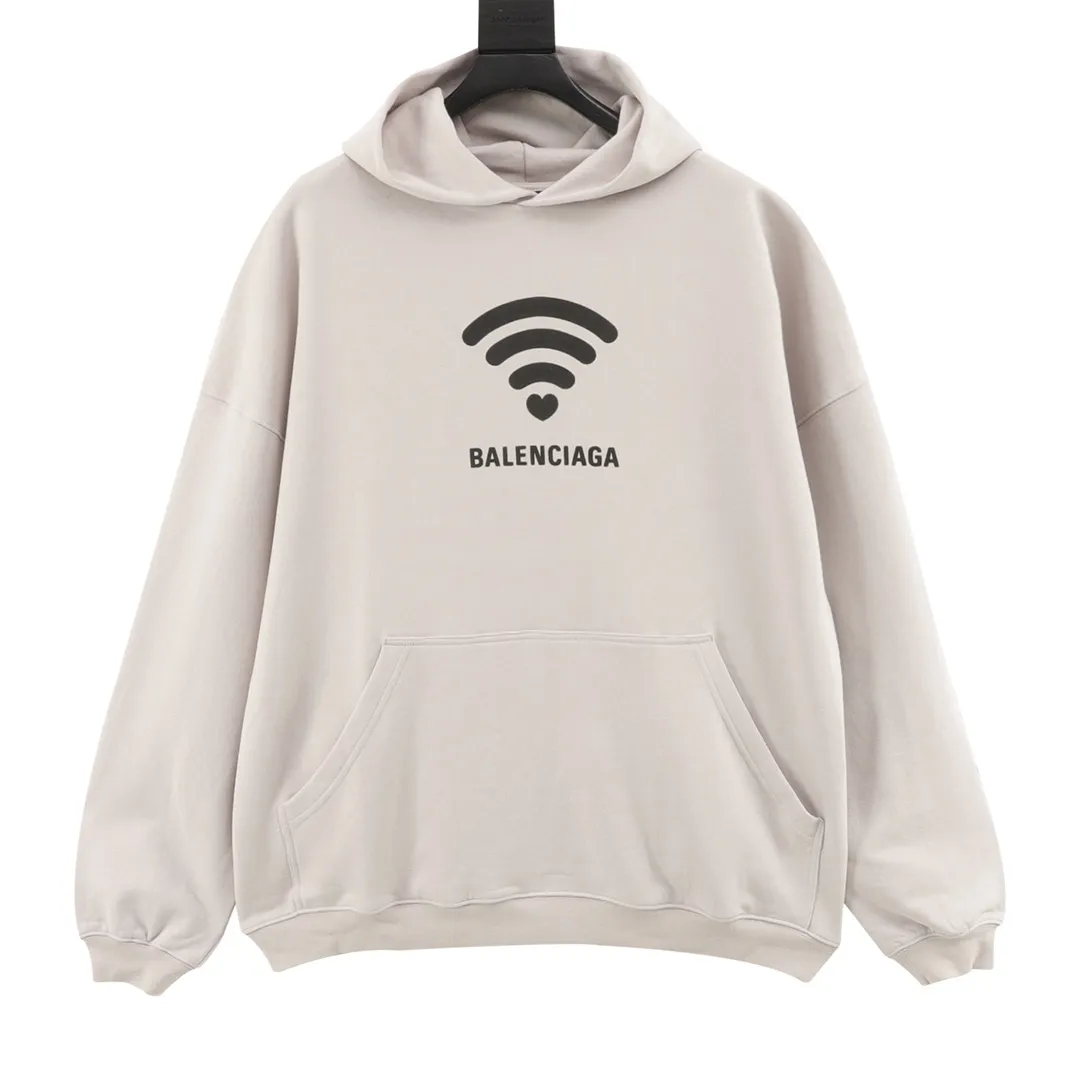 🅿️580 Balenciaga/Balenciaga Wireless Letter Printed Round Neck Sweatshirt Made of 26-count combed cotton + 10-count 100% cotton, with a weight of 480G. The fabric is made of high-quality domestic Xinjiang cotton yarn. Xinjiang cotton is recognized as a superior material among domestic cotton. The fabric is woven using the internationally recognized Fukuhara knitting machine. The fabric has clear texture, good resilience, strong wrinkle resistance, good abrasion resistance and breathability. It is close to the skin, not easy to loosen and has a long-lasting wide effect. The fabric has good gloss, strength and wear resistance, small shrinkage and a good skeleton feel. The pure cotton cloth is produced by air flow liquid cylinder. The environmentally friendly dyeing meets the national first-class product requirements. It is not easy to fade and is not prone to creases and claw marks. The OS version is easy to wear all year round: the sewing machine needle uses a No. 9 round-head needle, which will not puncture or break the section. The fibers of the material are threaded at a density of 3CM/14 stitches, which is tight but not loose or sparse; the sewing thread is imported oil-proof treated thread, and there will be no oil stains; the car is an imported car with a silver sword and a knife. size：S-L