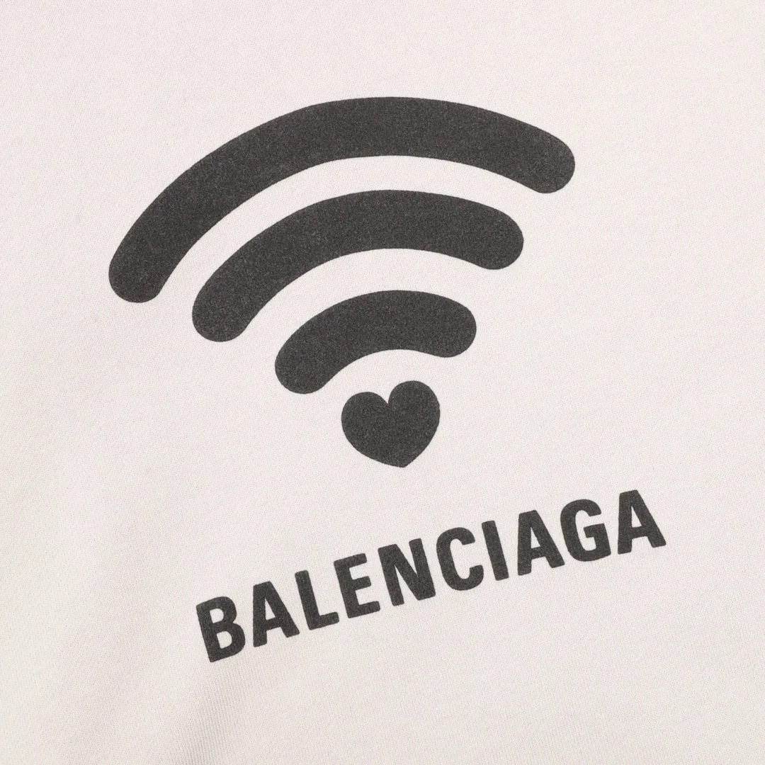 🅿️580 Balenciaga/Balenciaga Wireless Letter Printed Round Neck Sweatshirt Made of 26-count combed cotton + 10-count 100% cotton, with a weight of 480G. The fabric is made of high-quality domestic Xinjiang cotton yarn. Xinjiang cotton is recognized as a superior material among domestic cotton. The fabric is woven using the internationally recognized Fukuhara knitting machine. The fabric has clear texture, good resilience, strong wrinkle resistance, good abrasion resistance and breathability. It is close to the skin, not easy to loosen and has a long-lasting wide effect. The fabric has good gloss, strength and wear resistance, small shrinkage and a good skeleton feel. The pure cotton cloth is produced by air flow liquid cylinder. The environmentally friendly dyeing meets the national first-class product requirements. It is not easy to fade and is not prone to creases and claw marks. The OS version is easy to wear all year round: the sewing machine needle uses a No. 9 round-head needle, which will not puncture or break the section. The fibers of the material are threaded at a density of 3CM/14 stitches, which is tight but not loose or sparse; the sewing thread is imported oil-proof treated thread, and there will be no oil stains; the car is an imported car with a silver sword and a knife. size：S-L