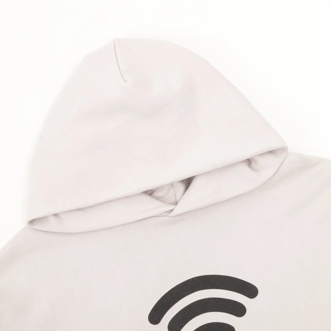 🅿️580 Balenciaga/Balenciaga Wireless Letter Printed Round Neck Sweatshirt Made of 26-count combed cotton + 10-count 100% cotton, with a weight of 480G. The fabric is made of high-quality domestic Xinjiang cotton yarn. Xinjiang cotton is recognized as a superior material among domestic cotton. The fabric is woven using the internationally recognized Fukuhara knitting machine. The fabric has clear texture, good resilience, strong wrinkle resistance, good abrasion resistance and breathability. It is close to the skin, not easy to loosen and has a long-lasting wide effect. The fabric has good gloss, strength and wear resistance, small shrinkage and a good skeleton feel. The pure cotton cloth is produced by air flow liquid cylinder. The environmentally friendly dyeing meets the national first-class product requirements. It is not easy to fade and is not prone to creases and claw marks. The OS version is easy to wear all year round: the sewing machine needle uses a No. 9 round-head needle, which will not puncture or break the section. The fibers of the material are threaded at a density of 3CM/14 stitches, which is tight but not loose or sparse; the sewing thread is imported oil-proof treated thread, and there will be no oil stains; the car is an imported car with a silver sword and a knife. size：S-L