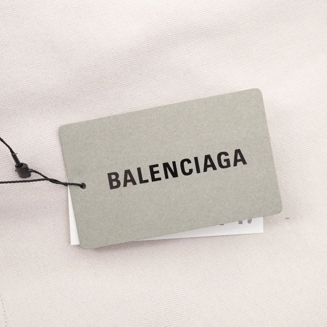 🅿️580 Balenciaga/Balenciaga Wireless Letter Printed Round Neck Sweatshirt Made of 26-count combed cotton + 10-count 100% cotton, with a weight of 480G. The fabric is made of high-quality domestic Xinjiang cotton yarn. Xinjiang cotton is recognized as a superior material among domestic cotton. The fabric is woven using the internationally recognized Fukuhara knitting machine. The fabric has clear texture, good resilience, strong wrinkle resistance, good abrasion resistance and breathability. It is close to the skin, not easy to loosen and has a long-lasting wide effect. The fabric has good gloss, strength and wear resistance, small shrinkage and a good skeleton feel. The pure cotton cloth is produced by air flow liquid cylinder. The environmentally friendly dyeing meets the national first-class product requirements. It is not easy to fade and is not prone to creases and claw marks. The OS version is easy to wear all year round: the sewing machine needle uses a No. 9 round-head needle, which will not puncture or break the section. The fibers of the material are threaded at a density of 3CM/14 stitches, which is tight but not loose or sparse; the sewing thread is imported oil-proof treated thread, and there will be no oil stains; the car is an imported car with a silver sword and a knife. size：S-L