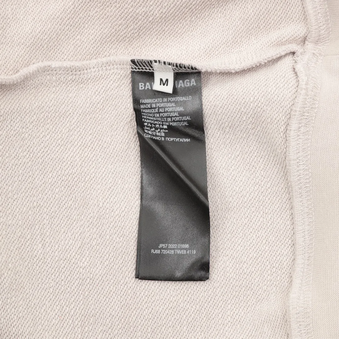 🅿️580 Balenciaga/Balenciaga Wireless Letter Printed Round Neck Sweatshirt Made of 26-count combed cotton + 10-count 100% cotton, with a weight of 480G. The fabric is made of high-quality domestic Xinjiang cotton yarn. Xinjiang cotton is recognized as a superior material among domestic cotton. The fabric is woven using the internationally recognized Fukuhara knitting machine. The fabric has clear texture, good resilience, strong wrinkle resistance, good abrasion resistance and breathability. It is close to the skin, not easy to loosen and has a long-lasting wide effect. The fabric has good gloss, strength and wear resistance, small shrinkage and a good skeleton feel. The pure cotton cloth is produced by air flow liquid cylinder. The environmentally friendly dyeing meets the national first-class product requirements. It is not easy to fade and is not prone to creases and claw marks. The OS version is easy to wear all year round: the sewing machine needle uses a No. 9 round-head needle, which will not puncture or break the section. The fibers of the material are threaded at a density of 3CM/14 stitches, which is tight but not loose or sparse; the sewing thread is imported oil-proof treated thread, and there will be no oil stains; the car is an imported car with a silver sword and a knife. size：S-L