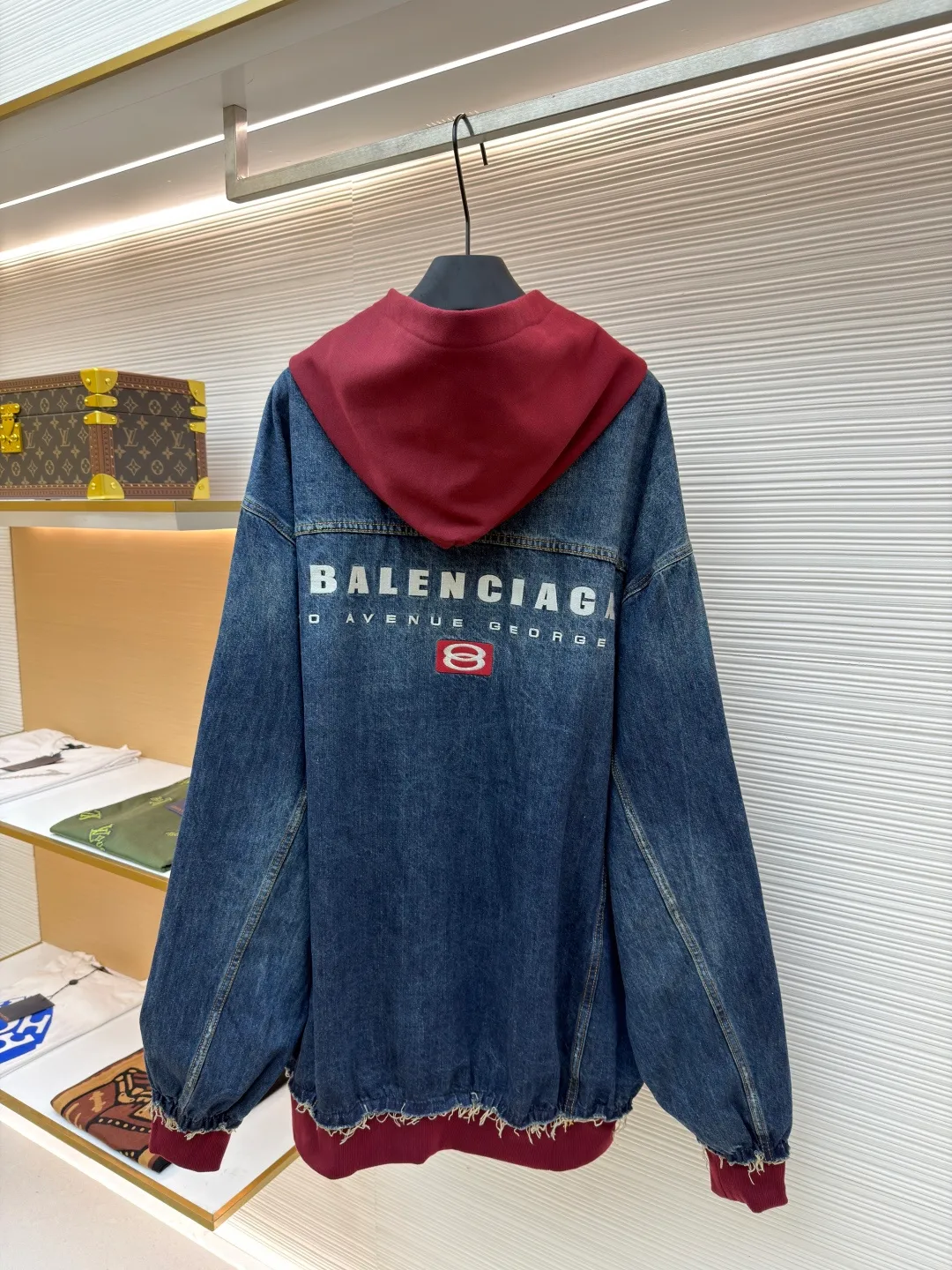 Balenciaga embroidered denim hooded jacket ●Original version: Purchased and developed for 18500 ●Item number: 1680946-B90 ●Material: Mist blue lock pattern pure cotton denim fabric ●Technology: Made with rotten edge hanging technology ●Version: Loose fit ●Weight: about 1435 grams ●Size: 1-2-3-4 ●Description: Customized fog blue lock pattern pure cotton denim material and red flame brushed sweatshirt material with excellent texture and as moist as cotton Comfortable and close to the skin. The classic indigo denim is the main tone, while the dazzling red flame makes a quantum leap between fibers, directly touching the depths of the soul. The embroidery of the unity sporticon art work reconstructs the brand totem with thousands of needles and threads. It is highly recognizable. The drawstring-less hood is cleverly designed. The futuristic silhouette is outlined with unique tailoring. The details are sublimated into a subversive fashion statement. The denim jacket is no longer limited to a single style positioning. It is either defined by tradition or redefined by rebellion, using imported machine embroidery technology. Use advanced computer control systems and precision mechanical components to realize the embroidery work of unity sporticon art works with high precision. The lines are smooth and delicate, using the rotten edge hanging technology. The natural rotten edge effect is achieved by physical wear and friction on the edge. The combination of high-temperature steam and frosted paper removes fiber hairiness and color difference. It shows unique holes and wear effects, and uses the buried stitching stitching process. Denim and knitting splicing can provide high-quality stitching effects, smooth and tidy. Multiple sand scrubbers are used to rub specific parts with a high-pressure spray gun to achieve a local gradient effect, and then use frosting technology to create a unique texture pattern. The workmanship is extremely complex, time-consuming and labor-intensive, and the electrolytic dark blue/stone grinding fermentation washing process prioritizes the use of electrochemical reactions to change the color of the fabric. The fabric is then mixed with abrasives through a grinder and washed with hot water to achieve a specific washing effect. The overall wiring is straight and delicate, the fabric is comfortable and soft, and the color is consistent without color difference. It can be matched with the same style to create a fashionable look and control various occasions. Customized accessories, complete with three standards, same style for men and women!