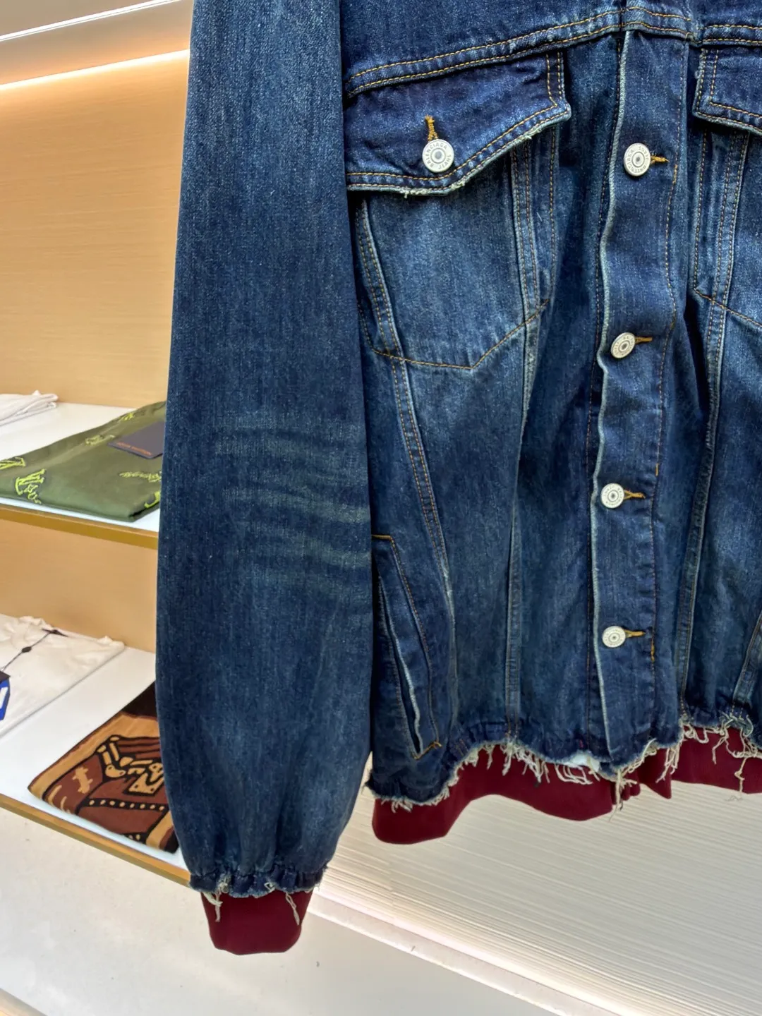 Balenciaga embroidered denim hooded jacket ●Original version: Purchased and developed for 18500 ●Item number: 1680946-B90 ●Material: Mist blue lock pattern pure cotton denim fabric ●Technology: Made with rotten edge hanging technology ●Version: Loose fit ●Weight: about 1435 grams ●Size: 1-2-3-4 ●Description: Customized fog blue lock pattern pure cotton denim material and red flame brushed sweatshirt material with excellent texture and as moist as cotton Comfortable and close to the skin. The classic indigo denim is the main tone, while the dazzling red flame makes a quantum leap between fibers, directly touching the depths of the soul. The embroidery of the unity sporticon art work reconstructs the brand totem with thousands of needles and threads. It is highly recognizable. The drawstring-less hood is cleverly designed. The futuristic silhouette is outlined with unique tailoring. The details are sublimated into a subversive fashion statement. The denim jacket is no longer limited to a single style positioning. It is either defined by tradition or redefined by rebellion, using imported machine embroidery technology. Use advanced computer control systems and precision mechanical components to realize the embroidery work of unity sporticon art works with high precision. The lines are smooth and delicate, using the rotten edge hanging technology. The natural rotten edge effect is achieved by physical wear and friction on the edge. The combination of high-temperature steam and frosted paper removes fiber hairiness and color difference. It shows unique holes and wear effects, and uses the buried stitching stitching process. Denim and knitting splicing can provide high-quality stitching effects, smooth and tidy. Multiple sand scrubbers are used to rub specific parts with a high-pressure spray gun to achieve a local gradient effect, and then use frosting technology to create a unique texture pattern. The workmanship is extremely complex, time-consuming and labor-intensive, and the electrolytic dark blue/stone grinding fermentation washing process prioritizes the use of electrochemical reactions to change the color of the fabric. The fabric is then mixed with abrasives through a grinder and washed with hot water to achieve a specific washing effect. The overall wiring is straight and delicate, the fabric is comfortable and soft, and the color is consistent without color difference. It can be matched with the same style to create a fashionable look and control various occasions. Customized accessories, complete with three standards, same style for men and women!