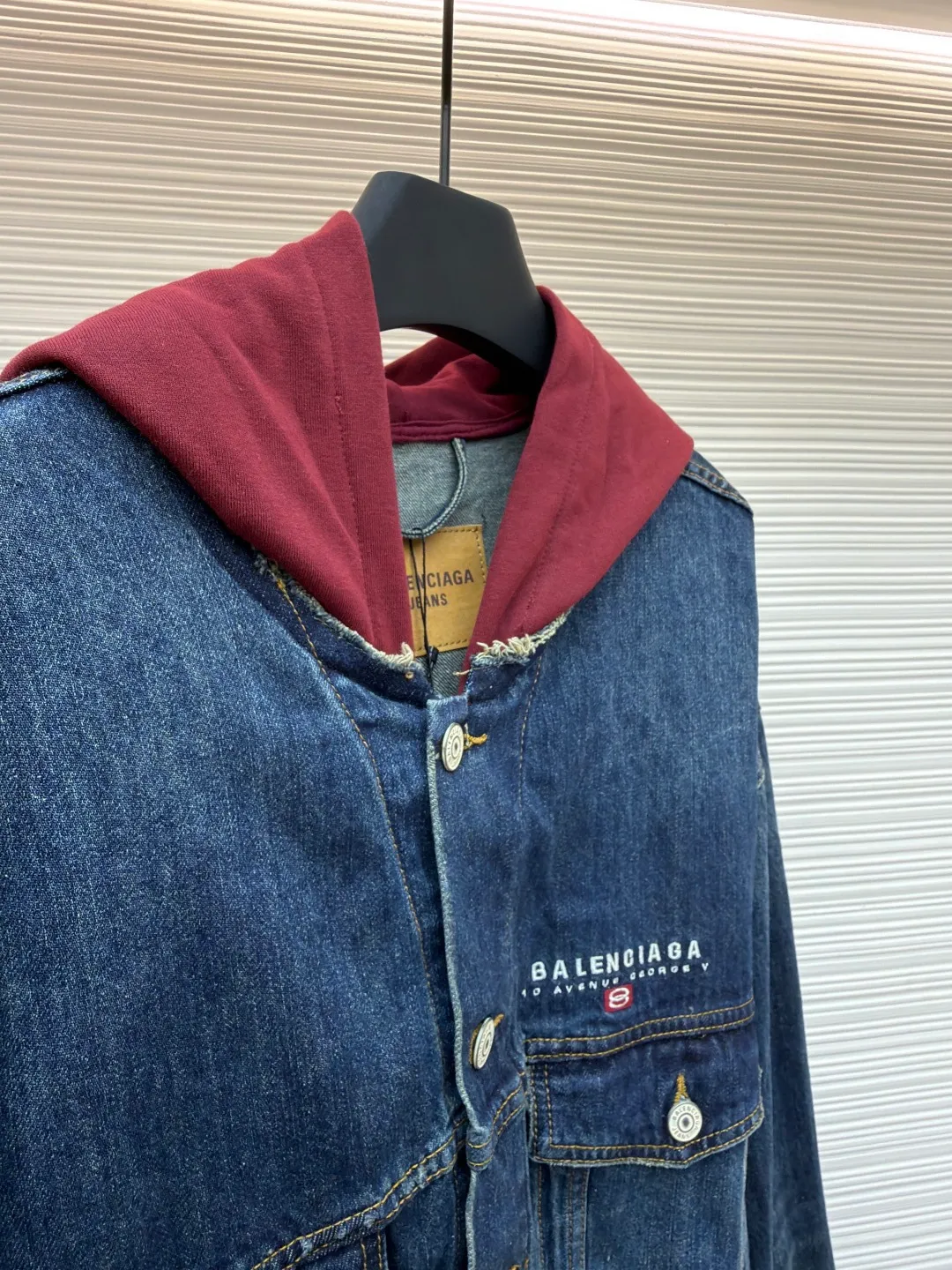 Balenciaga embroidered denim hooded jacket ●Original version: Purchased and developed for 18500 ●Item number: 1680946-B90 ●Material: Mist blue lock pattern pure cotton denim fabric ●Technology: Made with rotten edge hanging technology ●Version: Loose fit ●Weight: about 1435 grams ●Size: 1-2-3-4 ●Description: Customized fog blue lock pattern pure cotton denim material and red flame brushed sweatshirt material with excellent texture and as moist as cotton Comfortable and close to the skin. The classic indigo denim is the main tone, while the dazzling red flame makes a quantum leap between fibers, directly touching the depths of the soul. The embroidery of the unity sporticon art work reconstructs the brand totem with thousands of needles and threads. It is highly recognizable. The drawstring-less hood is cleverly designed. The futuristic silhouette is outlined with unique tailoring. The details are sublimated into a subversive fashion statement. The denim jacket is no longer limited to a single style positioning. It is either defined by tradition or redefined by rebellion, using imported machine embroidery technology. Use advanced computer control systems and precision mechanical components to realize the embroidery work of unity sporticon art works with high precision. The lines are smooth and delicate, using the rotten edge hanging technology. The natural rotten edge effect is achieved by physical wear and friction on the edge. The combination of high-temperature steam and frosted paper removes fiber hairiness and color difference. It shows unique holes and wear effects, and uses the buried stitching stitching process. Denim and knitting splicing can provide high-quality stitching effects, smooth and tidy. Multiple sand scrubbers are used to rub specific parts with a high-pressure spray gun to achieve a local gradient effect, and then use frosting technology to create a unique texture pattern. The workmanship is extremely complex, time-consuming and labor-intensive, and the electrolytic dark blue/stone grinding fermentation washing process prioritizes the use of electrochemical reactions to change the color of the fabric. The fabric is then mixed with abrasives through a grinder and washed with hot water to achieve a specific washing effect. The overall wiring is straight and delicate, the fabric is comfortable and soft, and the color is consistent without color difference. It can be matched with the same style to create a fashionable look and control various occasions. Customized accessories, complete with three standards, same style for men and women!