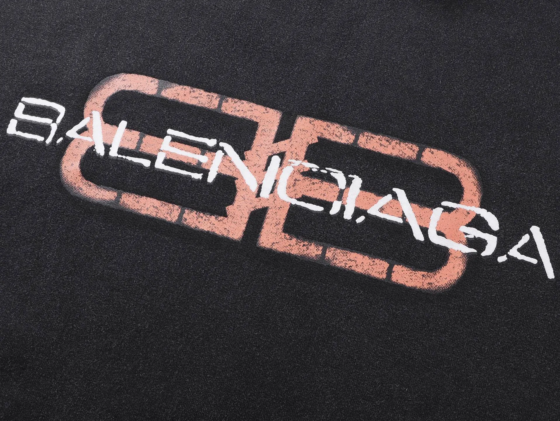 🅿️320 real photos [Top version. Official website quality] BALENCI*GA/Paris.SS25 latest model, Paris new LOGO two-color blur printed washed and distressed hooded sweatshirt. Brick cabinets are synchronized. Genuine products are developed at the first time. Welcome to compare! The fabric is made of Paris ZP custom-woven and dyed cotton sweatshirt. Weighing 460 grams, the cloth surface is clean. The cloth pattern is clear, soft and comfortable. The threads are dyed with no color difference. The printing uses environmentally friendly imported rubber paddles. The letters are clear and the effect is three-dimensional. Garment wash. The version adopts OS loose shoulder design. Same style for men and women. Code: BL259976 Color: washed black Size: XS S M L
