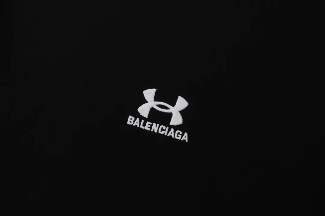 🅿️270 -BALENCI*GA Paris co-branded UnderArmour style long sleeves. The fabric is made of Paris ZP custom-woven and dyed double yarn pure cotton fabric 280g. The thread is custom-woven and dyed without color difference. The classic LOGO pattern embroidery on the front and back is embroidered by Tajima imported machine. Ready-to-wear washed. Two high-temperature styling washes. Os dropped shoulders, loose version, same style for men and women -Color: black -SIZE: XS S M L Style number 8628#