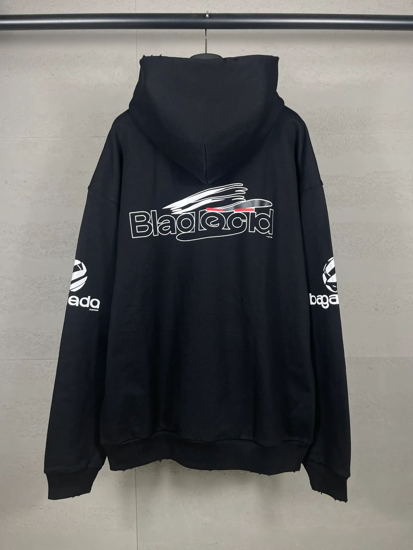 🅿️320 real photos [Top version. Official website quality] BALENCI*GA/Paris AI GENERATED HOODIE series new hooded sweatshirt #2024 new style. The front, back, left and right sleeves are printed with the new LOGO, and the ready-made garments are washed and worn. According to the normal practice in Jubie market, black and gray cuff printing are different. #2024 Spring and Summer Brick Cabinet Synchronization Welcome to compare. The fabric is made of Paris ZP custom-woven and dyed cotton double yarn, with a weight of 460 grams. The cloth surface is clean. The cloth pattern is clear, soft and comfortable. The threads are dyed with no color difference. The classic letter LOGO is printed with imported environmentally friendly glue. The letters are clear and the effect is three-dimensional. Restore the brick cabinet, adopt the OS loose shoulder style. Same style for men and women. Code: BL238917 Color: black, floral gray Size: XS S M L