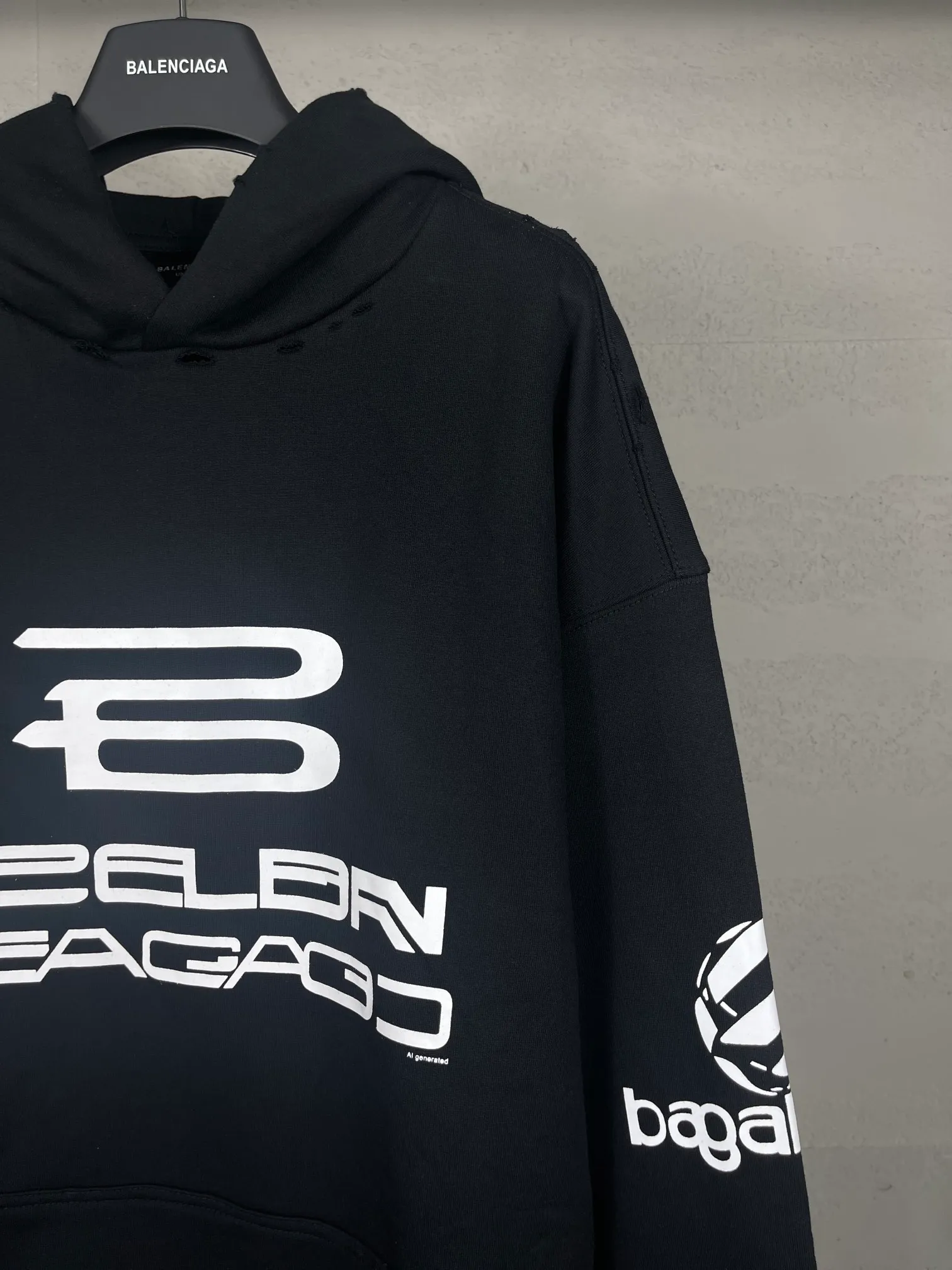 🅿️320 real photos [Top version. Official website quality] BALENCI*GA/Paris AI GENERATED HOODIE series new hooded sweatshirt #2024 new style. The front, back, left and right sleeves are printed with the new LOGO, and the ready-made garments are washed and worn. According to the normal practice in Jubie market, black and gray cuff printing are different. #2024 Spring and Summer Brick Cabinet Synchronization Welcome to compare. The fabric is made of Paris ZP custom-woven and dyed cotton double yarn, with a weight of 460 grams. The cloth surface is clean. The cloth pattern is clear, soft and comfortable. The threads are dyed with no color difference. The classic letter LOGO is printed with imported environmentally friendly glue. The letters are clear and the effect is three-dimensional. Restore the brick cabinet, adopt the OS loose shoulder style. Same style for men and women. Code: BL238917 Color: black, floral gray Size: XS S M L