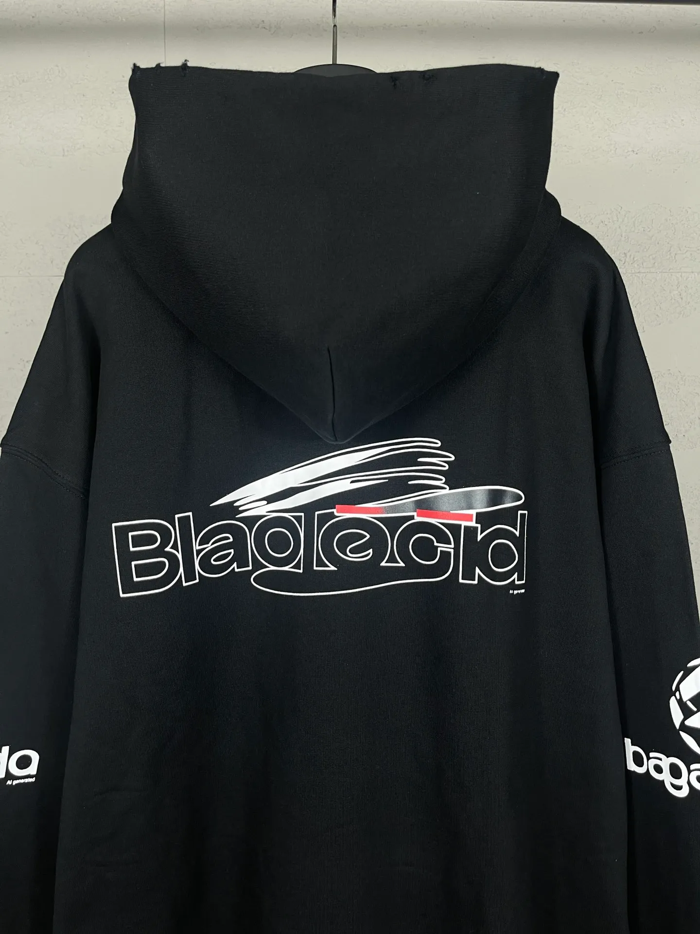 🅿️320 real photos [Top version. Official website quality] BALENCI*GA/Paris AI GENERATED HOODIE series new hooded sweatshirt #2024 new style. The front, back, left and right sleeves are printed with the new LOGO, and the ready-made garments are washed and worn. According to the normal practice in Jubie market, black and gray cuff printing are different. #2024 Spring and Summer Brick Cabinet Synchronization Welcome to compare. The fabric is made of Paris ZP custom-woven and dyed cotton double yarn, with a weight of 460 grams. The cloth surface is clean. The cloth pattern is clear, soft and comfortable. The threads are dyed with no color difference. The classic letter LOGO is printed with imported environmentally friendly glue. The letters are clear and the effect is three-dimensional. Restore the brick cabinet, adopt the OS loose shoulder style. Same style for men and women. Code: BL238917 Color: black, floral gray Size: XS S M L