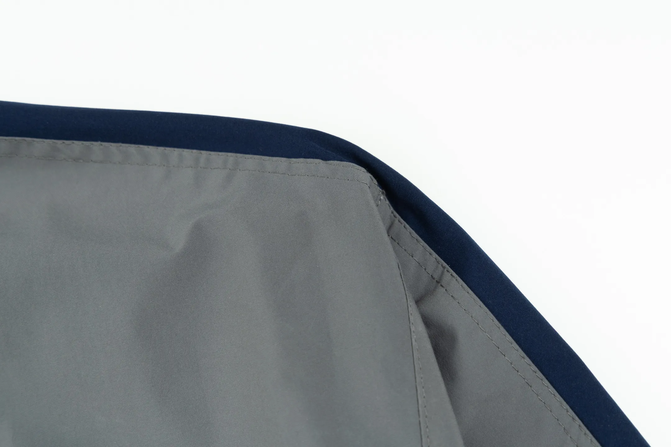 🅿️620 [Exclusive supply] BLCG 25FW contrasting color patchwork work jacket. The original version was purchased and developed for 11,605. The fabric is made of selected high-end blended fabrics, with a crisp texture and excellent drape. It is made up of 4 different fabrics, and each piece needs to be stitched according to the color, making the process extremely cumbersome. The ready-made garments are stained by spray machining 6, then processed by parking spaces, and finally hand-polished and hand-painted. The front and rear contrasting color splicing is neat and three-dimensional, and matched with the brand's iconic letter logo, it is highly visually recognizable. The shirt style is equipped with a neat placket design, making it easy to put on and take off. Customized hardware, threads and accessories are used in every detail, and are strictly aligned with the pattern. All craftsmanship details are restored to be consistent, perfectly presenting Balenciaga's avant-garde fashion style. The same design for men and women cleverly combines luxury brand heritage with street style to create a high-end look. Size:1-2-3-4