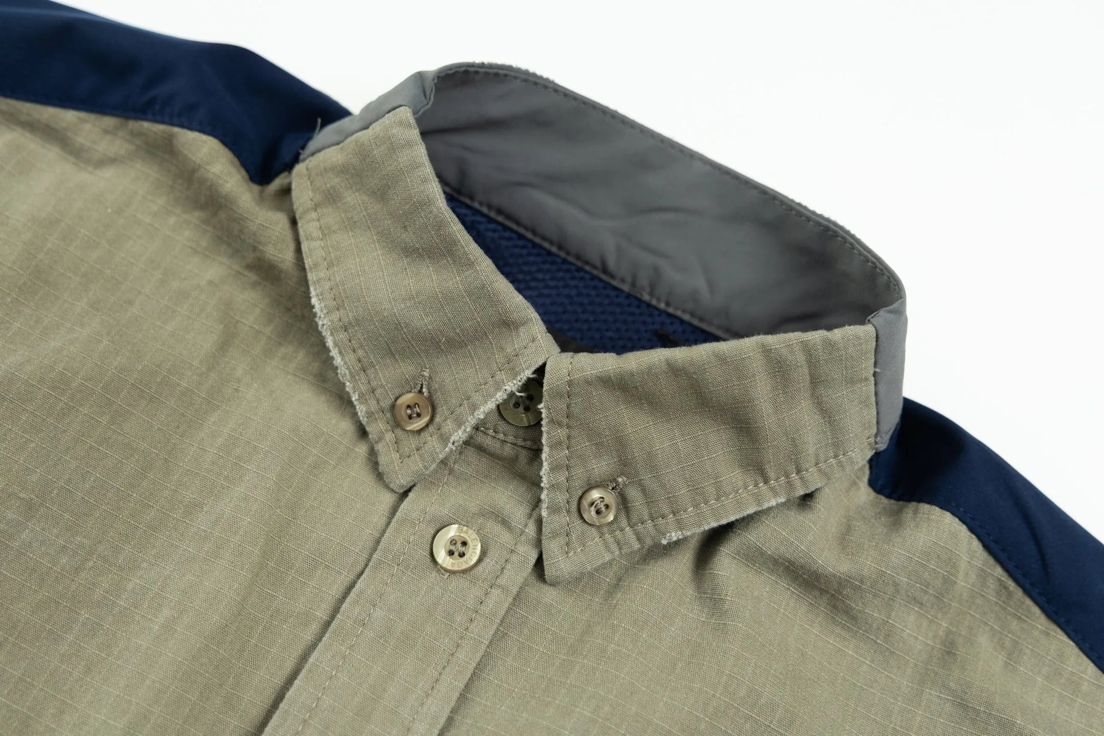 🅿️620 [Exclusive supply] BLCG 25FW contrasting color patchwork work jacket. The original version was purchased and developed for 11,605. The fabric is made of selected high-end blended fabrics, with a crisp texture and excellent drape. It is made up of 4 different fabrics, and each piece needs to be stitched according to the color, making the process extremely cumbersome. The ready-made garments are stained by spray machining 6, then processed by parking spaces, and finally hand-polished and hand-painted. The front and rear contrasting color splicing is neat and three-dimensional, and matched with the brand's iconic letter logo, it is highly visually recognizable. The shirt style is equipped with a neat placket design, making it easy to put on and take off. Customized hardware, threads and accessories are used in every detail, and are strictly aligned with the pattern. All craftsmanship details are restored to be consistent, perfectly presenting Balenciaga's avant-garde fashion style. The same design for men and women cleverly combines luxury brand heritage with street style to create a high-end look. Size:1-2-3-4