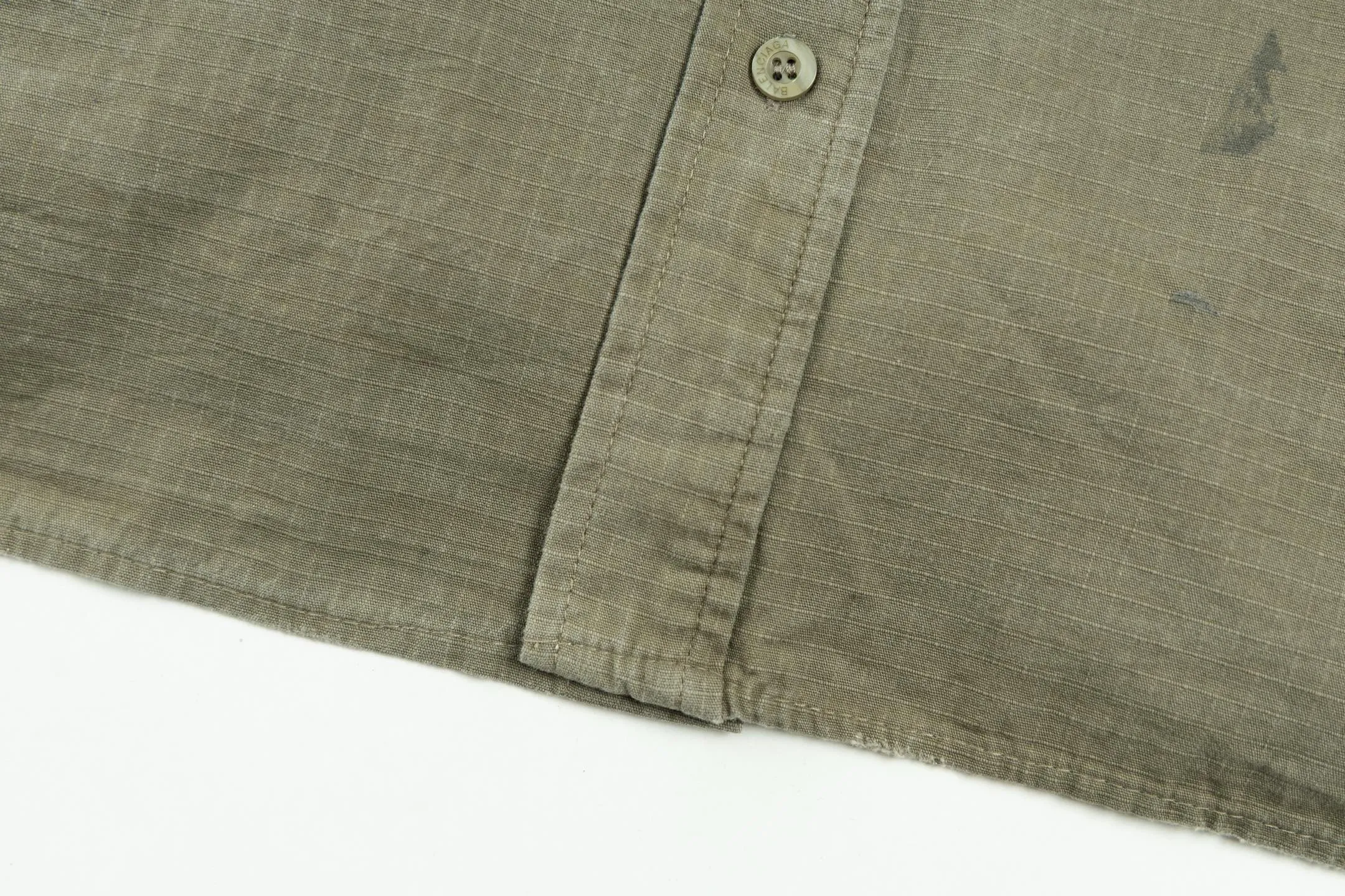 🅿️620 [Exclusive supply] BLCG 25FW contrasting color patchwork work jacket. The original version was purchased and developed for 11,605. The fabric is made of selected high-end blended fabrics, with a crisp texture and excellent drape. It is made up of 4 different fabrics, and each piece needs to be stitched according to the color, making the process extremely cumbersome. The ready-made garments are stained by spray machining 6, then processed by parking spaces, and finally hand-polished and hand-painted. The front and rear contrasting color splicing is neat and three-dimensional, and matched with the brand's iconic letter logo, it is highly visually recognizable. The shirt style is equipped with a neat placket design, making it easy to put on and take off. Customized hardware, threads and accessories are used in every detail, and are strictly aligned with the pattern. All craftsmanship details are restored to be consistent, perfectly presenting Balenciaga's avant-garde fashion style. The same design for men and women cleverly combines luxury brand heritage with street style to create a high-end look. Size:1-2-3-4