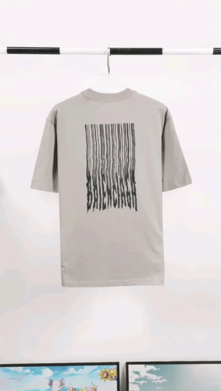 Actual video shot————Top tested version ★Balenciaga’s latest barcode twisted blurred letters couple style pure cotton loose short-sleeved T-shirt. A T-shirt that you love at first sight, barcode letter print. Don’t underestimate this style, it is absolutely not easy to restore this print to 100%! The twisted letter gradient goes from dark to light through 6 to the color block. The lightest color is close to the cloth color. It is very difficult to master. If you are not careful or the direct printing machine is uneven, it will cause uneven color and shape printing transition. The upper body is perfect, the same style for men and women, it can be paired with sports pants or jeans 🉑 Selected 32-woven pure cotton double yarn fabric, 280 high gram weight, top-notch workmanship! The details are perfect! Quality absolutely guaranteed! The clothes are well proportioned! The wiring is neat! Original same cylinder thread! High quality printing, simple and classic! Perfect praise! High-quality excipient packaging, complete with three standards! Size: XS-L Color: Gray Black White P:250