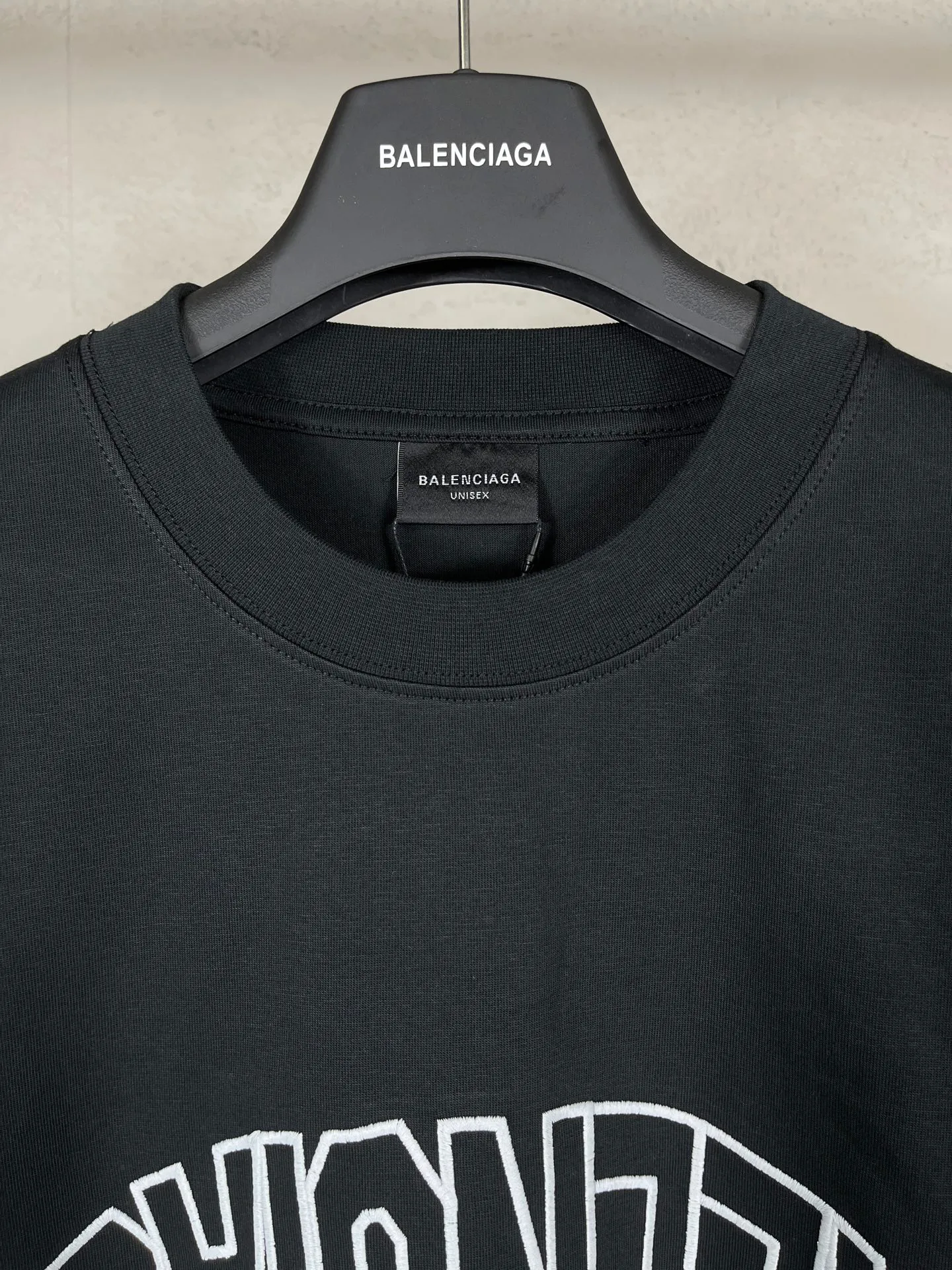 🅿️174 Real photos [Top version. Official website quality] BALENCI*GA/Paris #202 new style short sleeves with reversed letter embroidery on the front, #2025 spring and summer brick cabinet synchronization. Welcome to compare. The fabric is made of Paris ZP custom-woven and dyed cotton double yarn, with a weight of 260 grams. The cloth surface is clean. The cloth pattern is clear, soft and comfortable. The threads are dyed with no color difference. The letter LOGO is embroidered using imported Tajima embroidery machine. The letters are clear and the effect is three-dimensional. Restore the brick cabinet, adopt the OS loose shoulder style. Same style for men and women. Code: BL253692 Color: Black Size: XS S M L