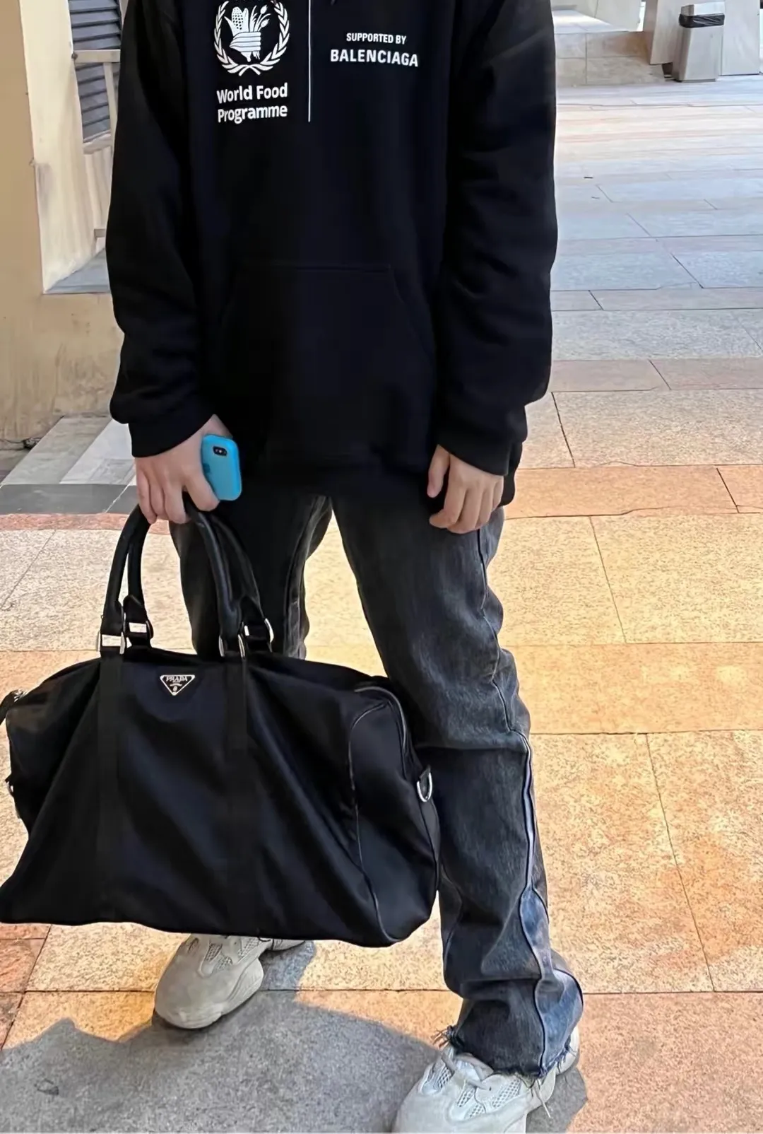 ♻️💯Reference model picture for the upper body❤️Top tested Balenciaga Balenciaga 21SS new WFP World Food Agency male and female couple star same style autumn and winter pure cotton hooded sweatshirt. The fabric is made of 480 grams of pure cotton terry material. It does not pill. It feels very good. Printed and dressed up dozens of times to achieve a 1:1 effect. They all use slurry imported from abroad. A proportion of foaming powder is added to the slurry to foam at high temperature. The printing embossing effect is very good, and the powder does not fall off or break. The front and rear panels are washable and environmentally friendly. The entire printing process takes a long time. The hem and cuffs are all customized threads. There is no error in dyeing in the same vat. The workmanship is perfect. The accessories are all customized. This year’s hot trend in the market. Many Internet celebrities have tops. Very trendy. The same OverSzie version for men and women. Color: black, pink, Klein blue, white. Size: XS-L P:450