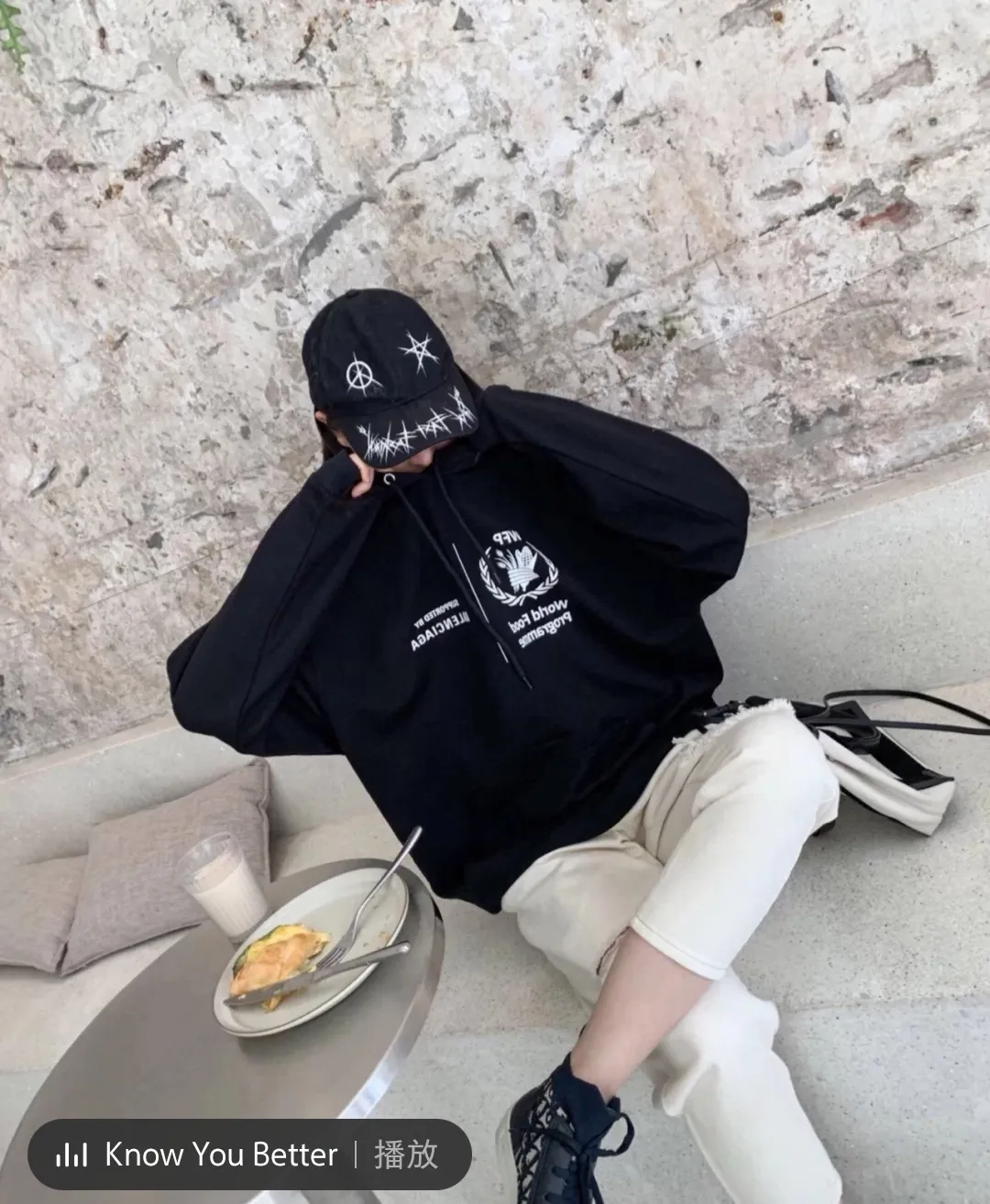 ♻️💯Reference model picture for the upper body❤️Top tested Balenciaga Balenciaga 21SS new WFP World Food Agency male and female couple star same style autumn and winter pure cotton hooded sweatshirt. The fabric is made of 480 grams of pure cotton terry material. It does not pill. It feels very good. Printed and dressed up dozens of times to achieve a 1:1 effect. They all use slurry imported from abroad. A proportion of foaming powder is added to the slurry to foam at high temperature. The printing embossing effect is very good, and the powder does not fall off or break. The front and rear panels are washable and environmentally friendly. The entire printing process takes a long time. The hem and cuffs are all customized threads. There is no error in dyeing in the same vat. The workmanship is perfect. The accessories are all customized. This year’s hot trend in the market. Many Internet celebrities have tops. Very trendy. The same OverSzie version for men and women. Color: black, pink, Klein blue, white. Size: XS-L P:450
