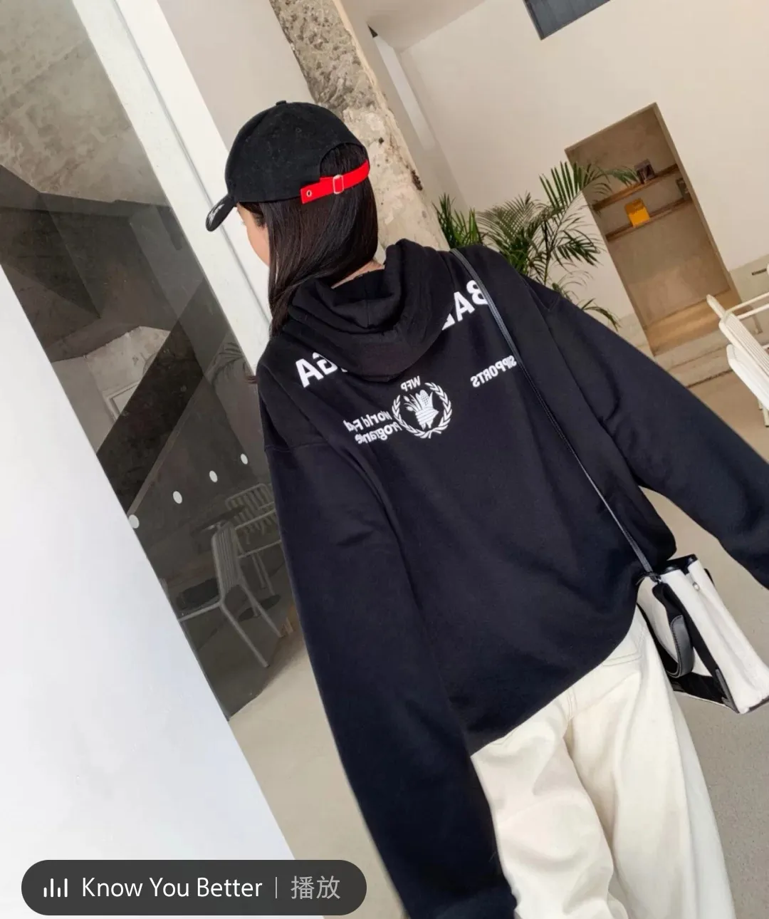 ♻️💯Reference model picture for the upper body❤️Top tested Balenciaga Balenciaga 21SS new WFP World Food Agency male and female couple star same style autumn and winter pure cotton hooded sweatshirt. The fabric is made of 480 grams of pure cotton terry material. It does not pill. It feels very good. Printed and dressed up dozens of times to achieve a 1:1 effect. They all use slurry imported from abroad. A proportion of foaming powder is added to the slurry to foam at high temperature. The printing embossing effect is very good, and the powder does not fall off or break. The front and rear panels are washable and environmentally friendly. The entire printing process takes a long time. The hem and cuffs are all customized threads. There is no error in dyeing in the same vat. The workmanship is perfect. The accessories are all customized. This year’s hot trend in the market. Many Internet celebrities have tops. Very trendy. The same OverSzie version for men and women. Color: black, pink, Klein blue, white. Size: XS-L P:450