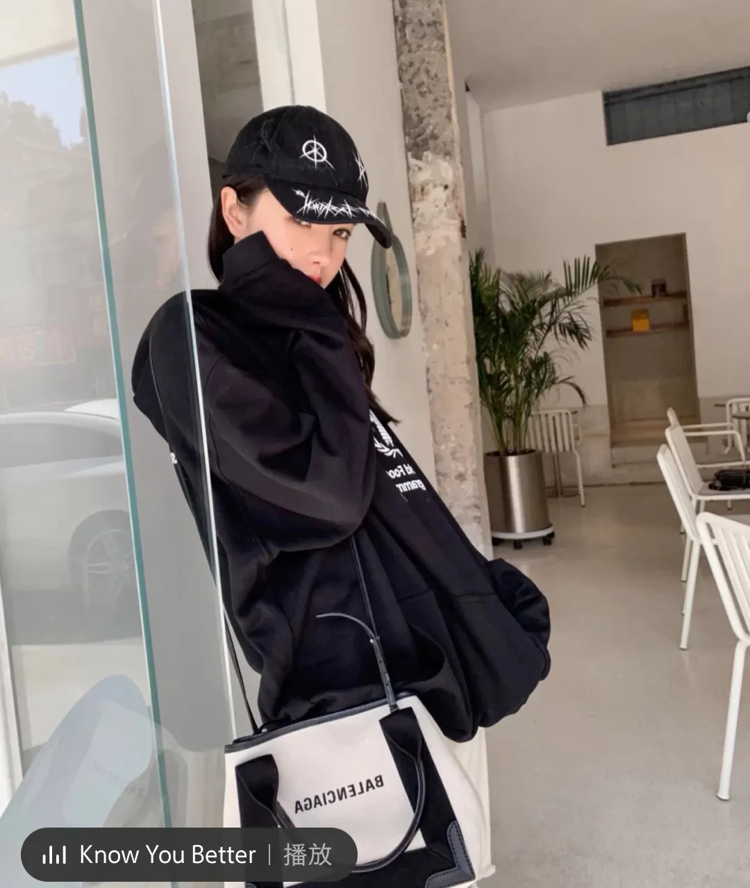 ♻️💯Reference model picture for the upper body❤️Top tested Balenciaga Balenciaga 21SS new WFP World Food Agency male and female couple star same style autumn and winter pure cotton hooded sweatshirt. The fabric is made of 480 grams of pure cotton terry material. It does not pill. It feels very good. Printed and dressed up dozens of times to achieve a 1:1 effect. They all use slurry imported from abroad. A proportion of foaming powder is added to the slurry to foam at high temperature. The printing embossing effect is very good, and the powder does not fall off or break. The front and rear panels are washable and environmentally friendly. The entire printing process takes a long time. The hem and cuffs are all customized threads. There is no error in dyeing in the same vat. The workmanship is perfect. The accessories are all customized. This year’s hot trend in the market. Many Internet celebrities have tops. Very trendy. The same OverSzie version for men and women. Color: black, pink, Klein blue, white. Size: XS-L P:450